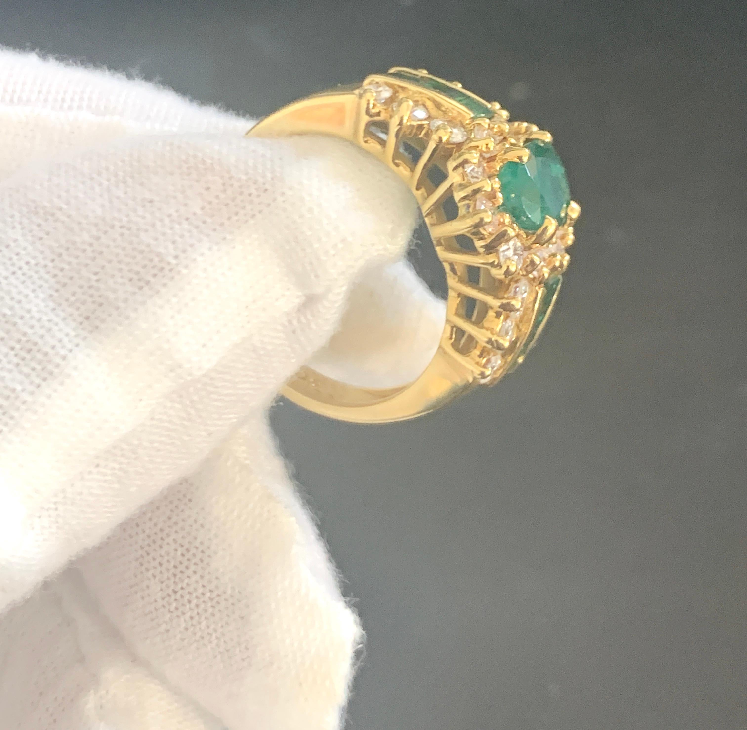 1 Carat Oval Cut Emerald and 1.0 Carat Diamond Ring 18 Karat Yellow Gold For Sale 1