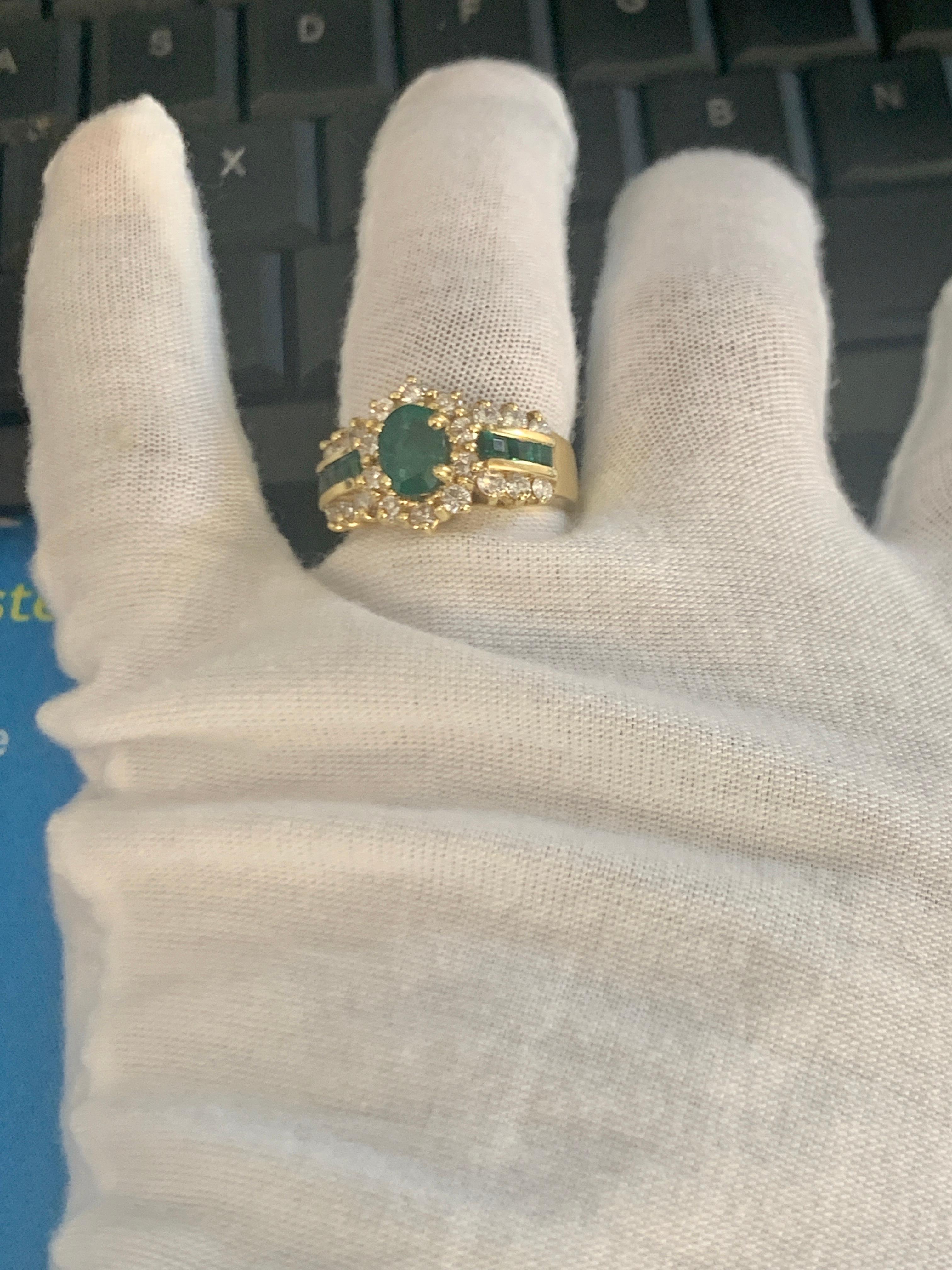 1 Carat Oval Cut Emerald and 1.0 Carat Diamond Ring 18 Karat Yellow Gold For Sale 3