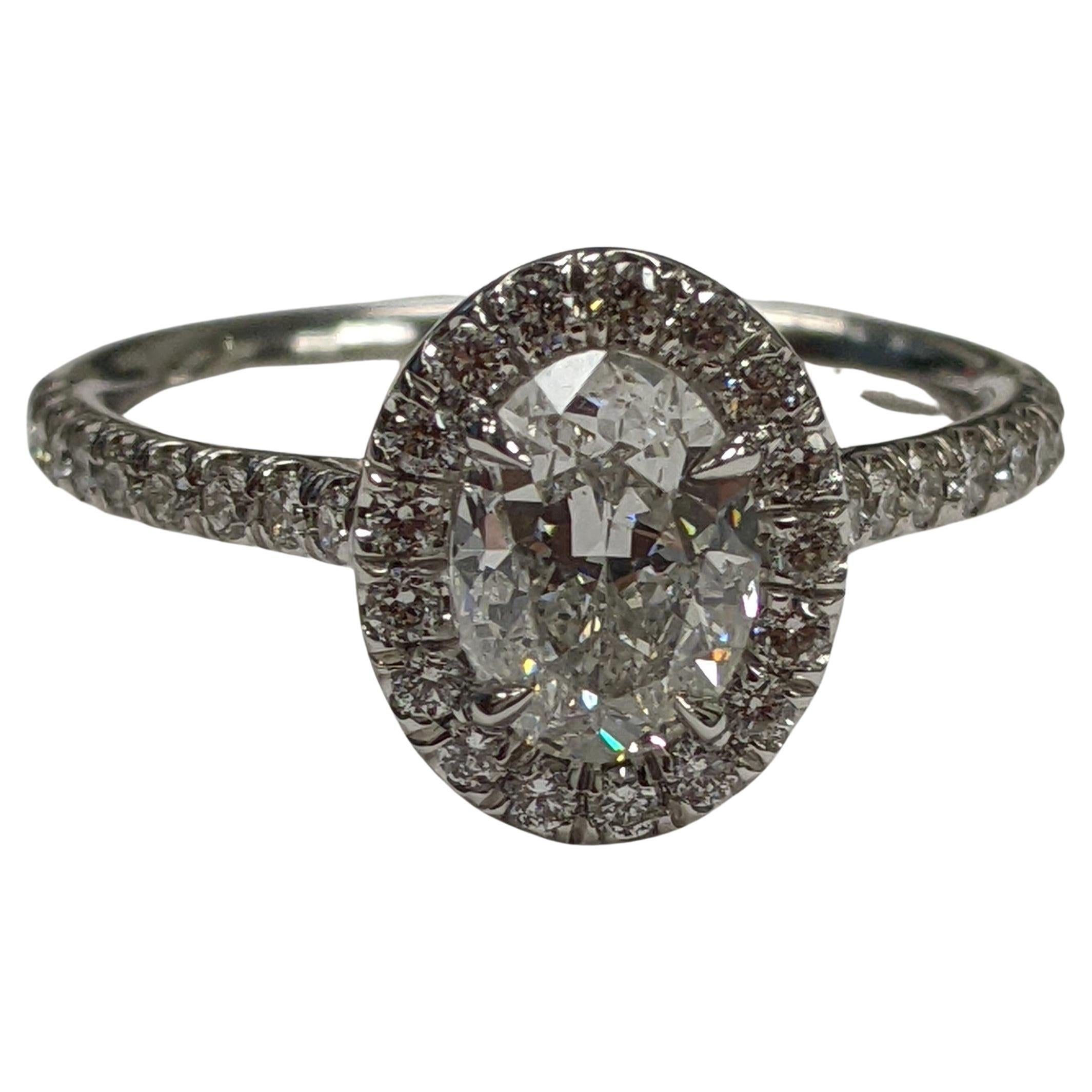 GIA Certified 1.2 Carat Oval Shape Diamond Ring in 18k Gold For Sale at