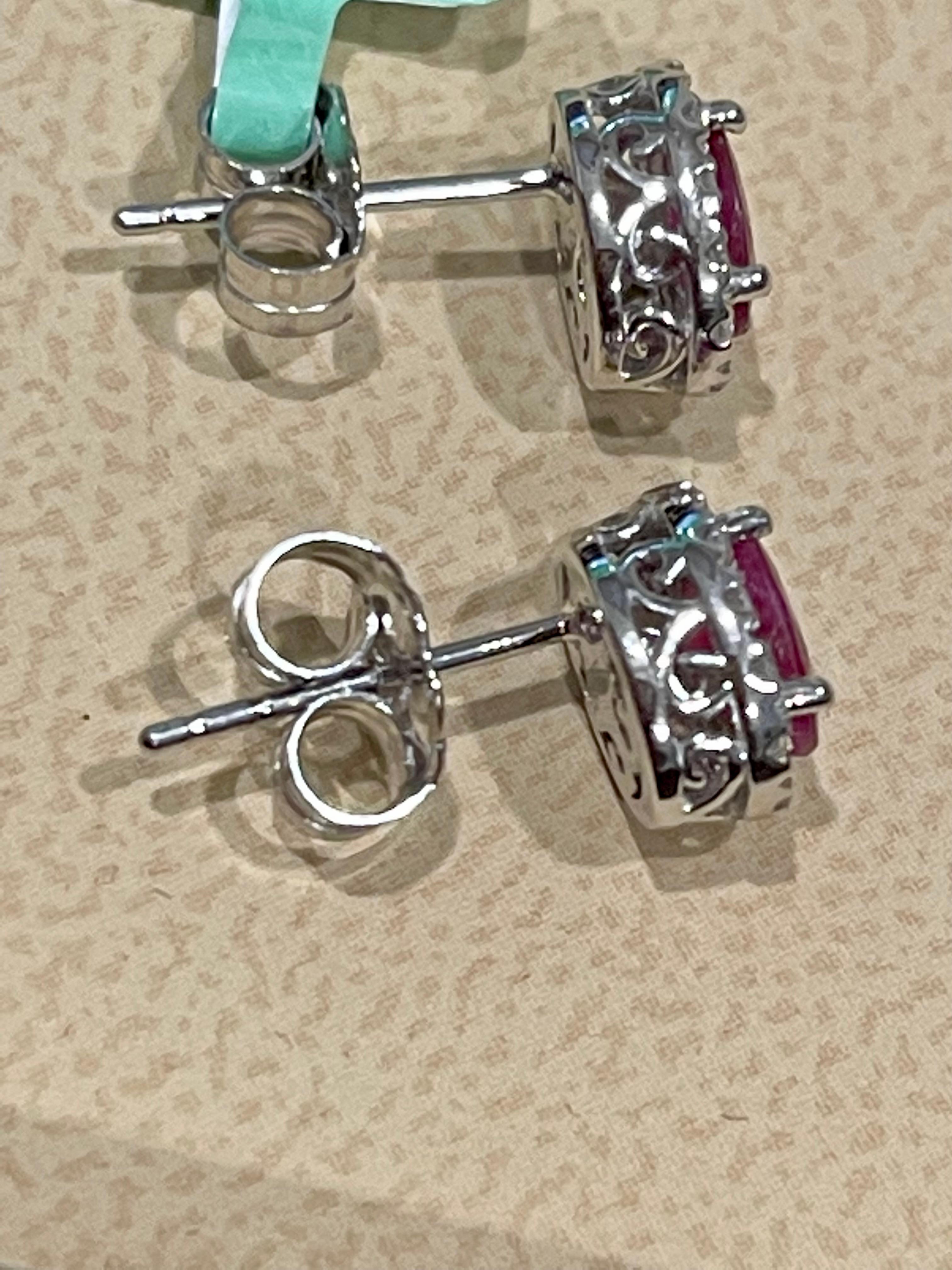 Clous d'oreilles en or blanc 14 carats, rubis naturel ovale de 1 carat et diamants en vente 6