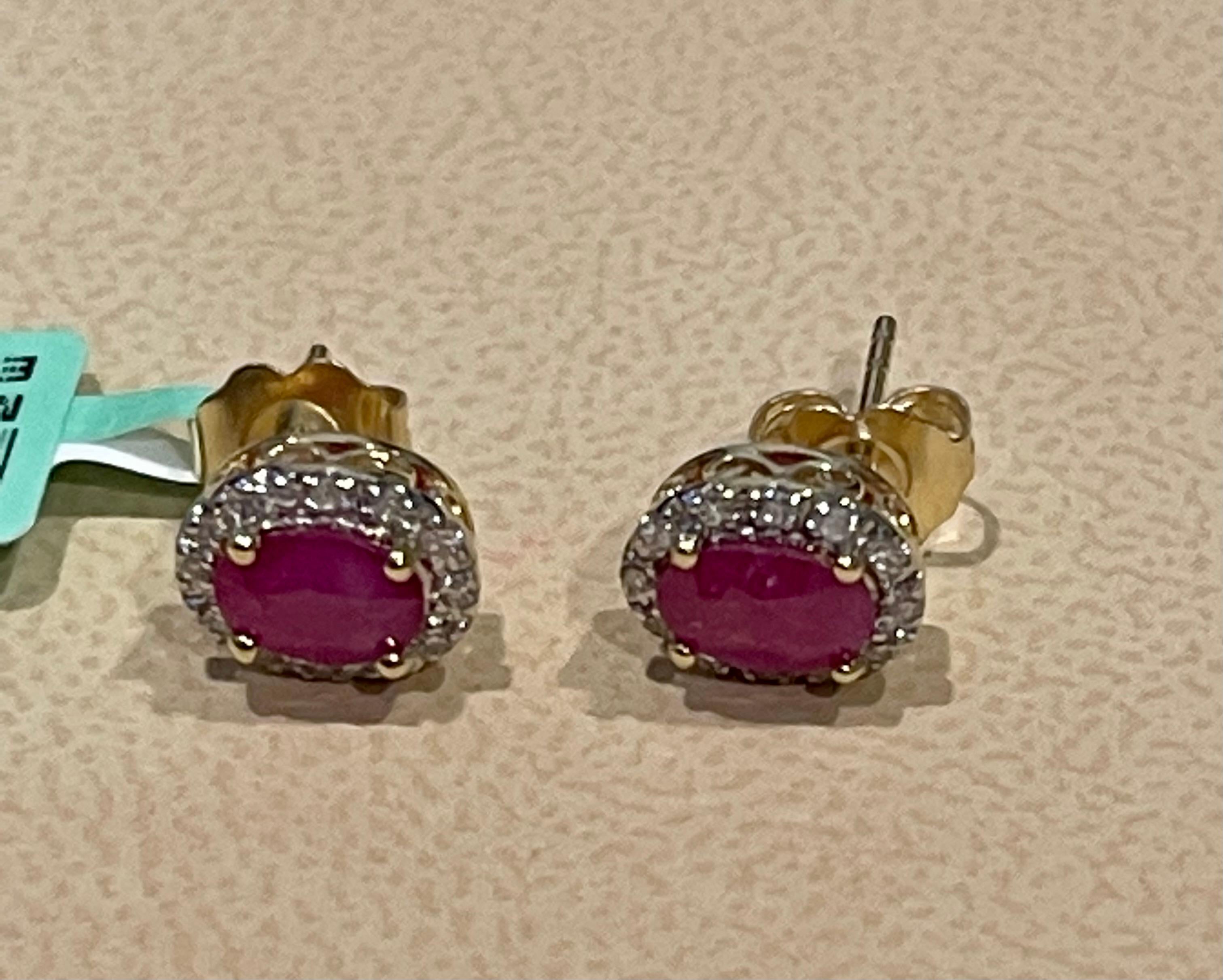 Clous d'oreilles en or jaune 14 carats avec rubis naturel ovale de 1 carat et diamants en vente 2