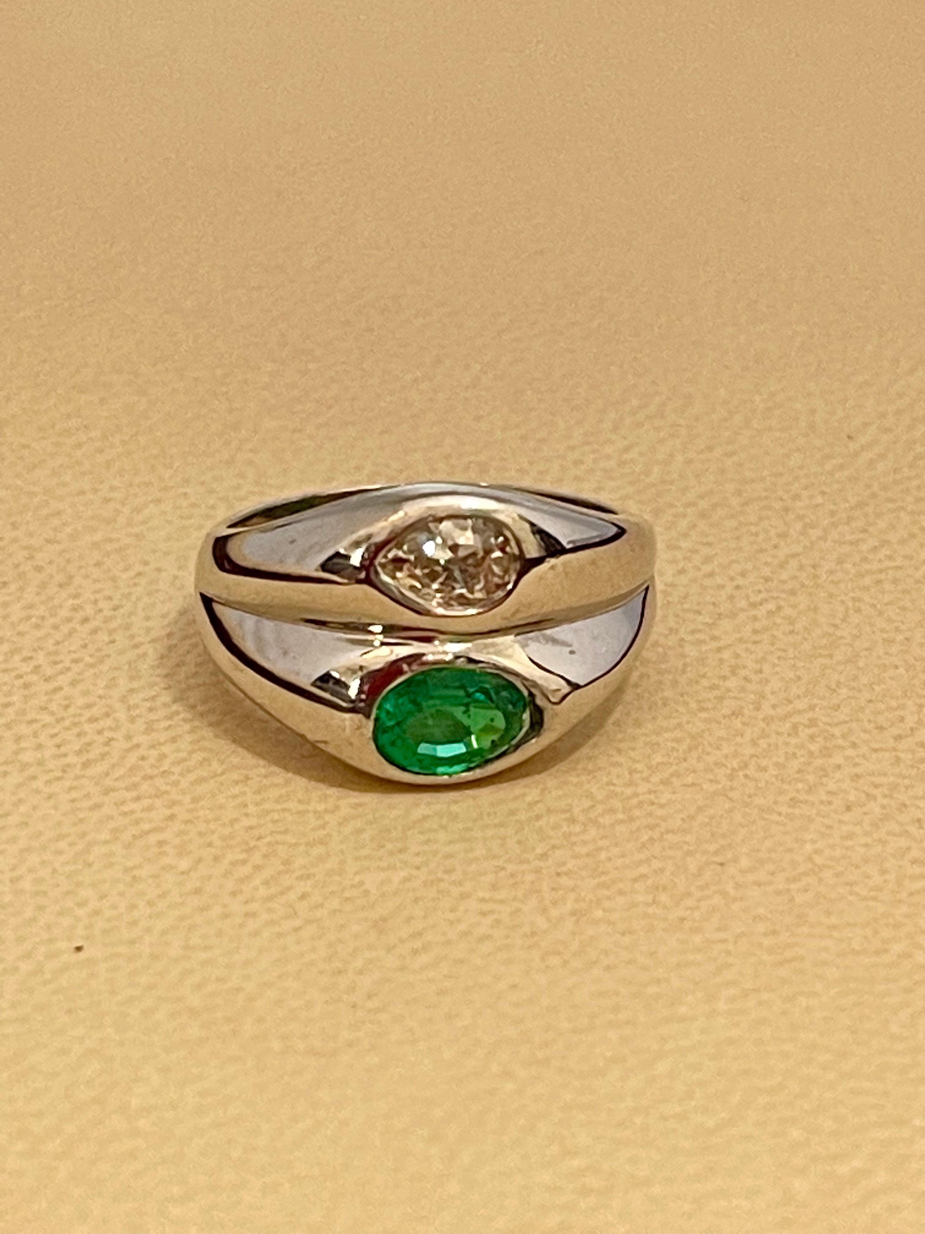 1 Carat Pear Cut Emerald and 0.8ct Diamond Ring 14 Karat White Gold In Excellent Condition In New York, NY