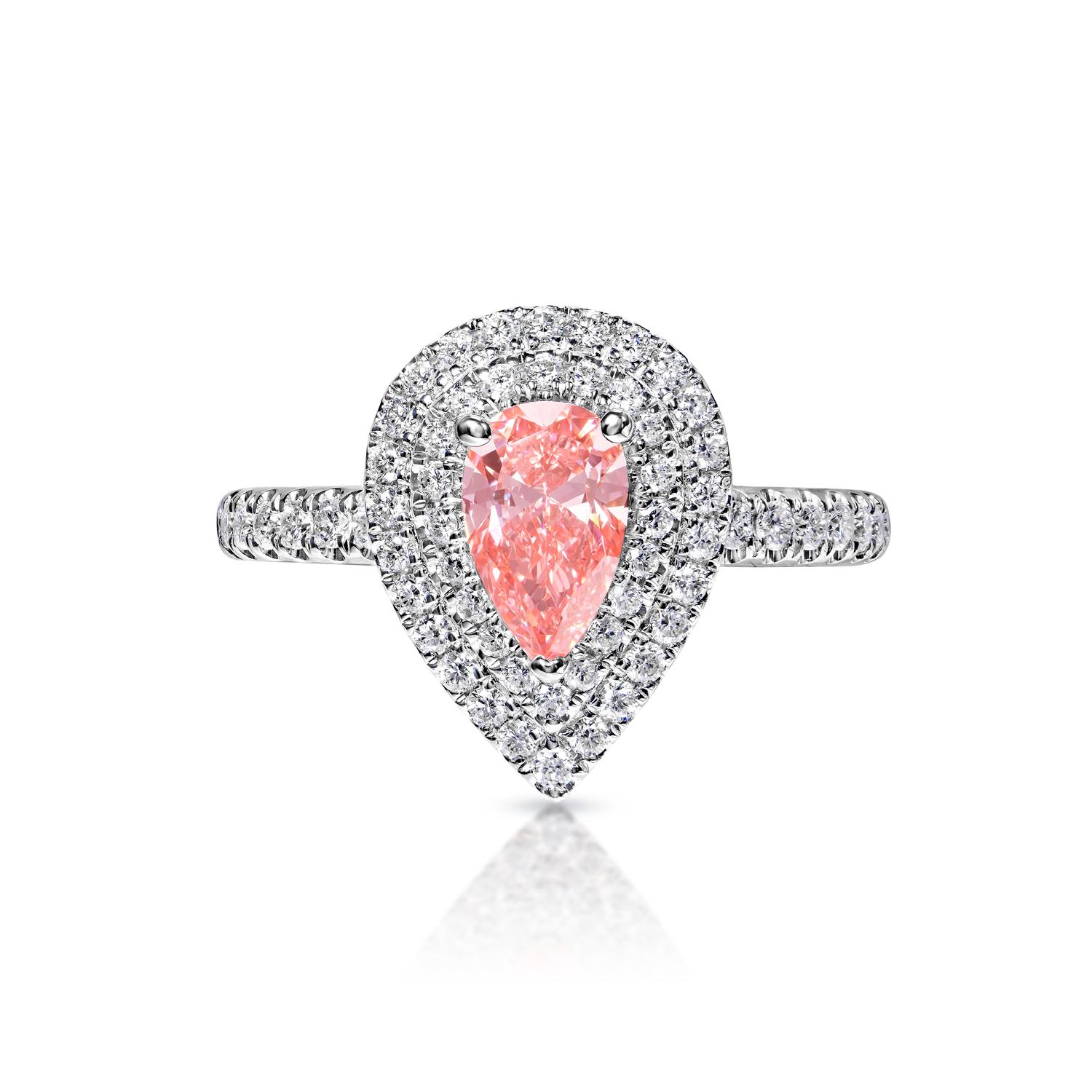 Bague de fiançailles en or blanc 18 carats Hallie 1 Carat Fancy Vivid Pink SI1 Pear Shape Diamond

GIA CERTIFIÉ
Diamant central :

Poids en carats : 0,70 carats
Couleur : Rose vif fantaisie*
La clarté :  SI1
Style : Forme de poire 
*Ce diamant a été