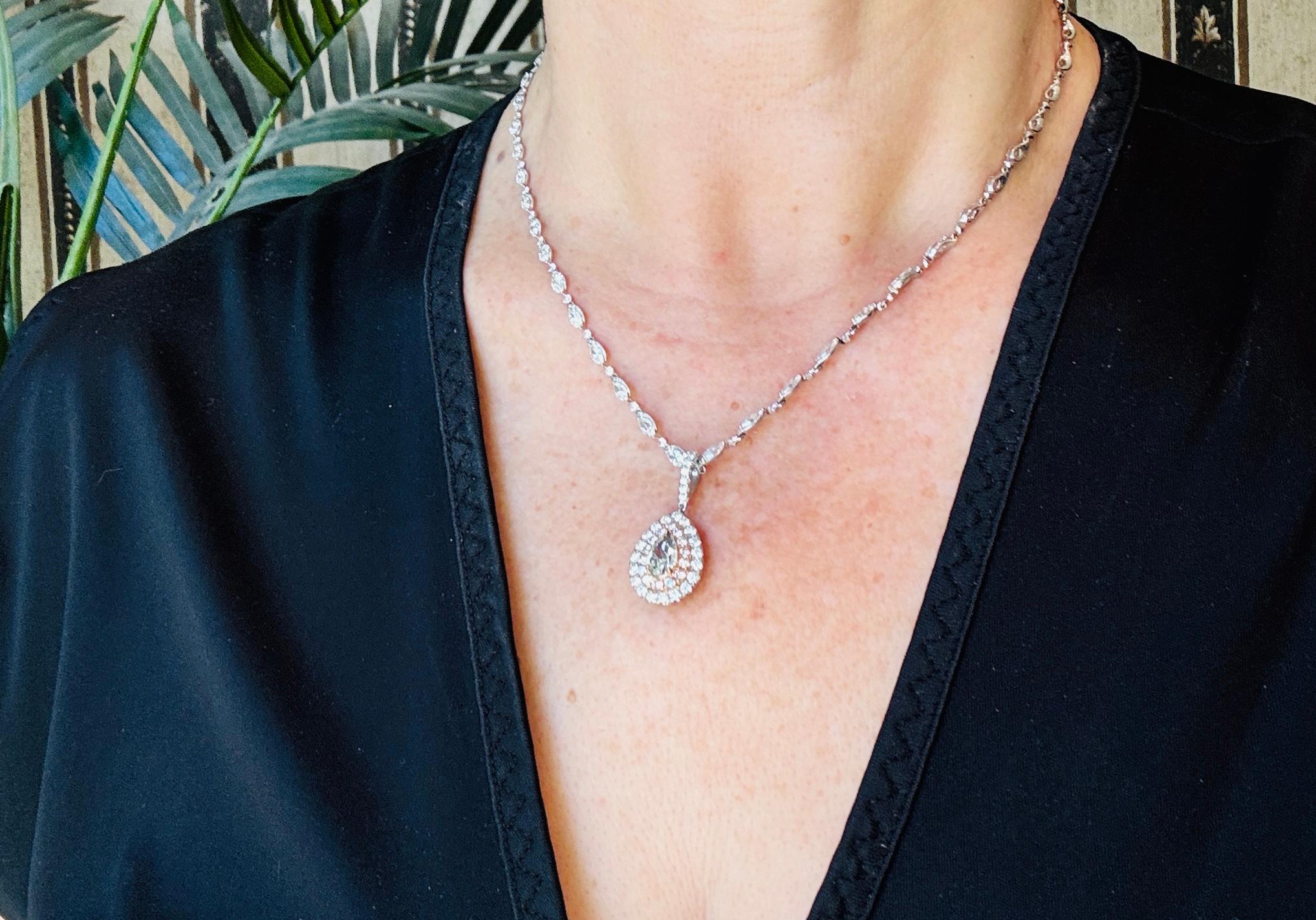 Vittoriano Ciondolo con diamante verde chiaro a forma di pera da 1 carato in platino GIA in vendita
