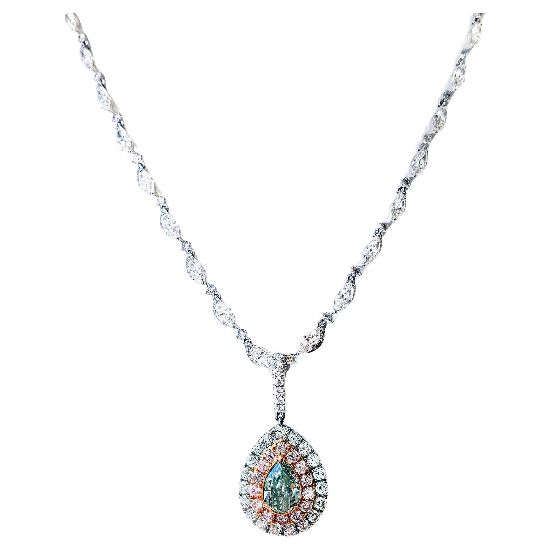 Ciondolo con diamante verde chiaro a forma di pera da 1 carato in platino GIA in vendita