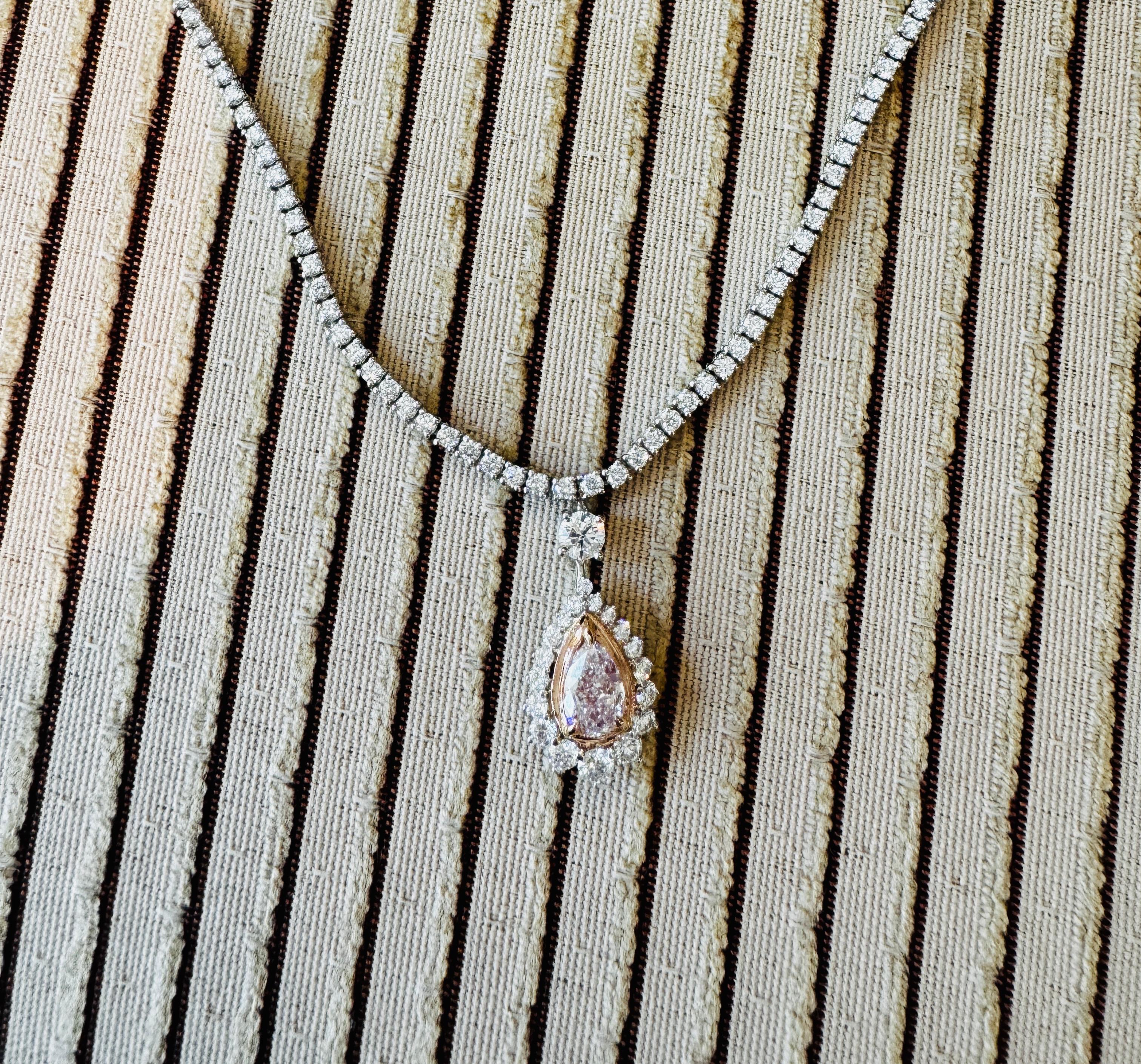 Contemporaneo Ciondolo a forma di pera con diamante rosa naturale da 1 carato in oro 18 carati GIA. in vendita