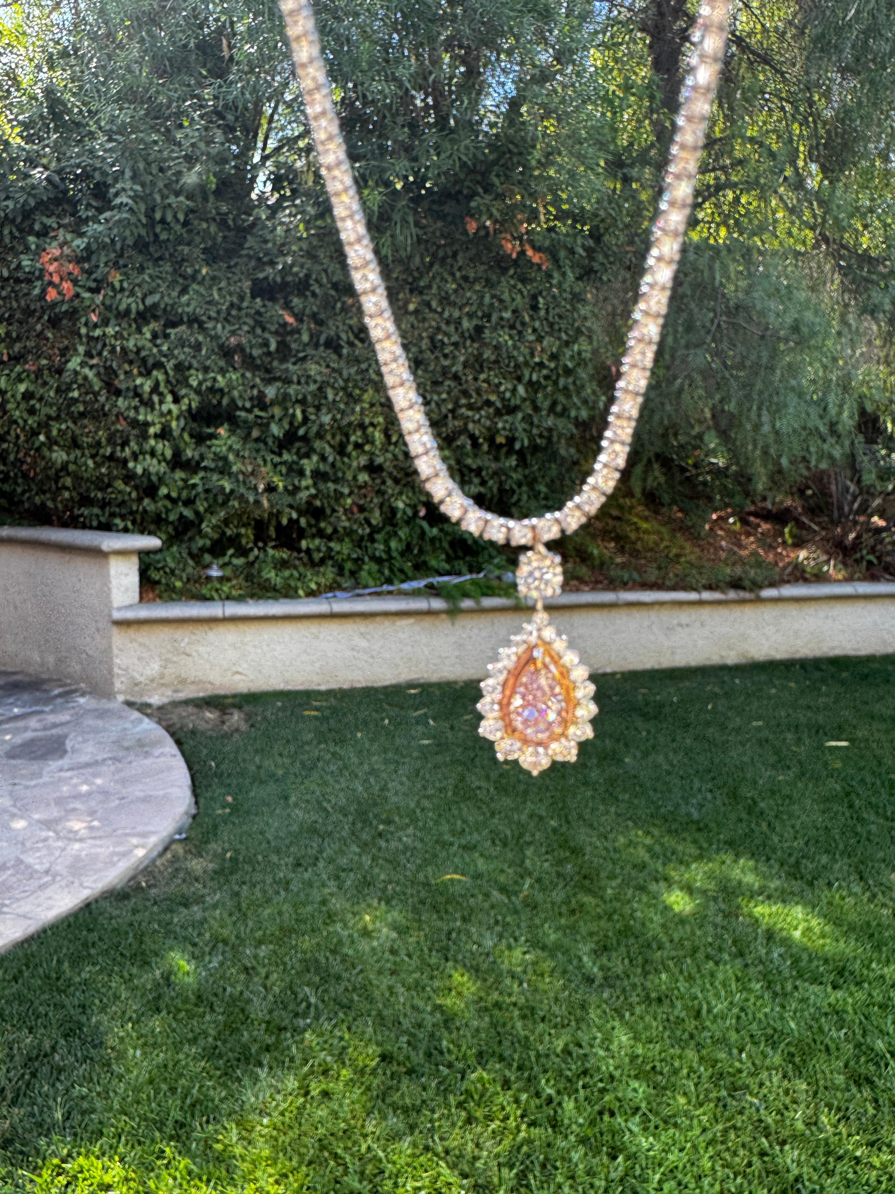 Taglio a goccia Ciondolo a forma di pera con diamante rosa naturale da 1 carato in oro 18 carati GIA. in vendita