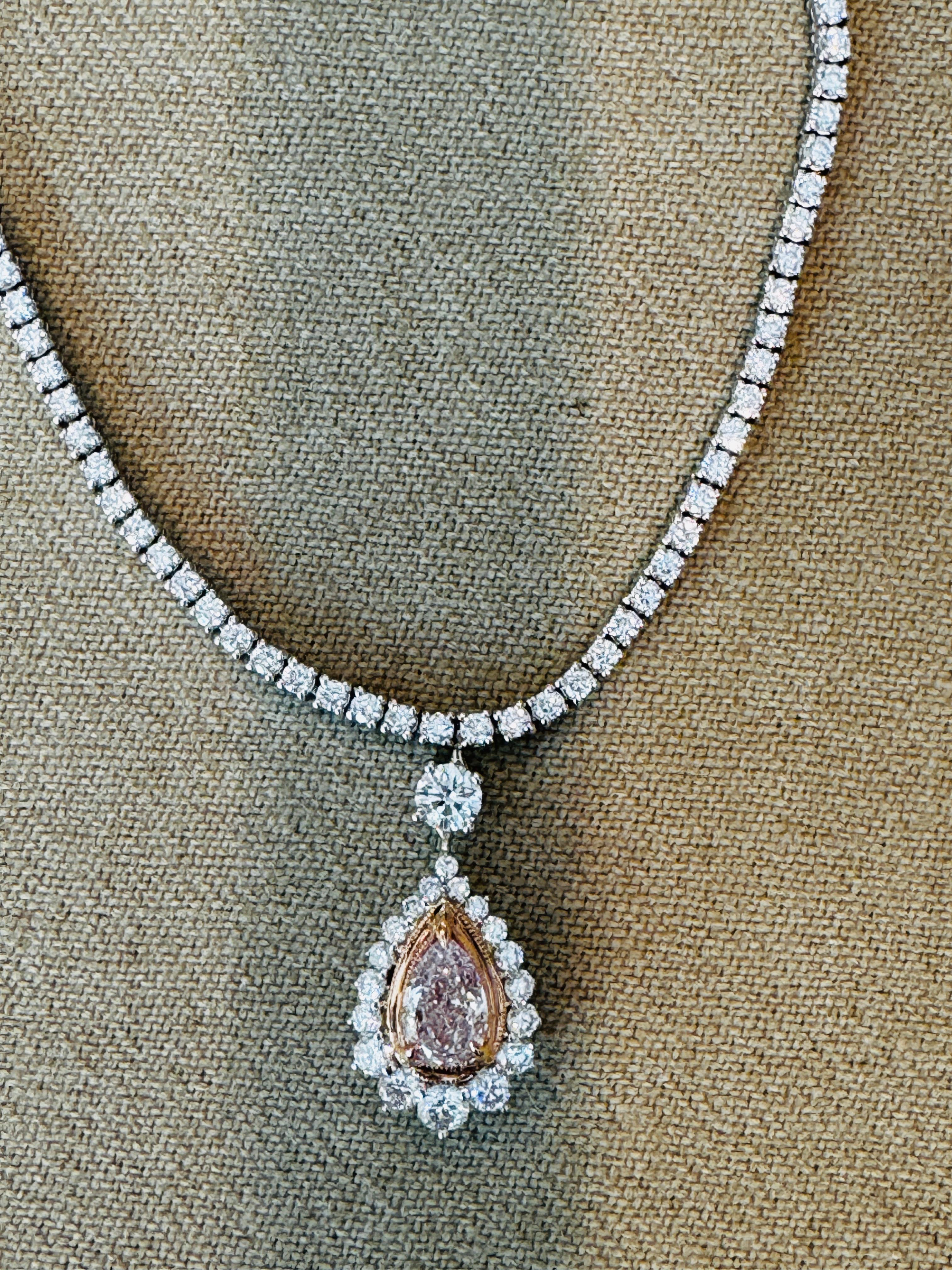 Ciondolo a forma di pera con diamante rosa naturale da 1 carato in oro 18 carati GIA. In condizioni Nuovo in vendita a New York, NY