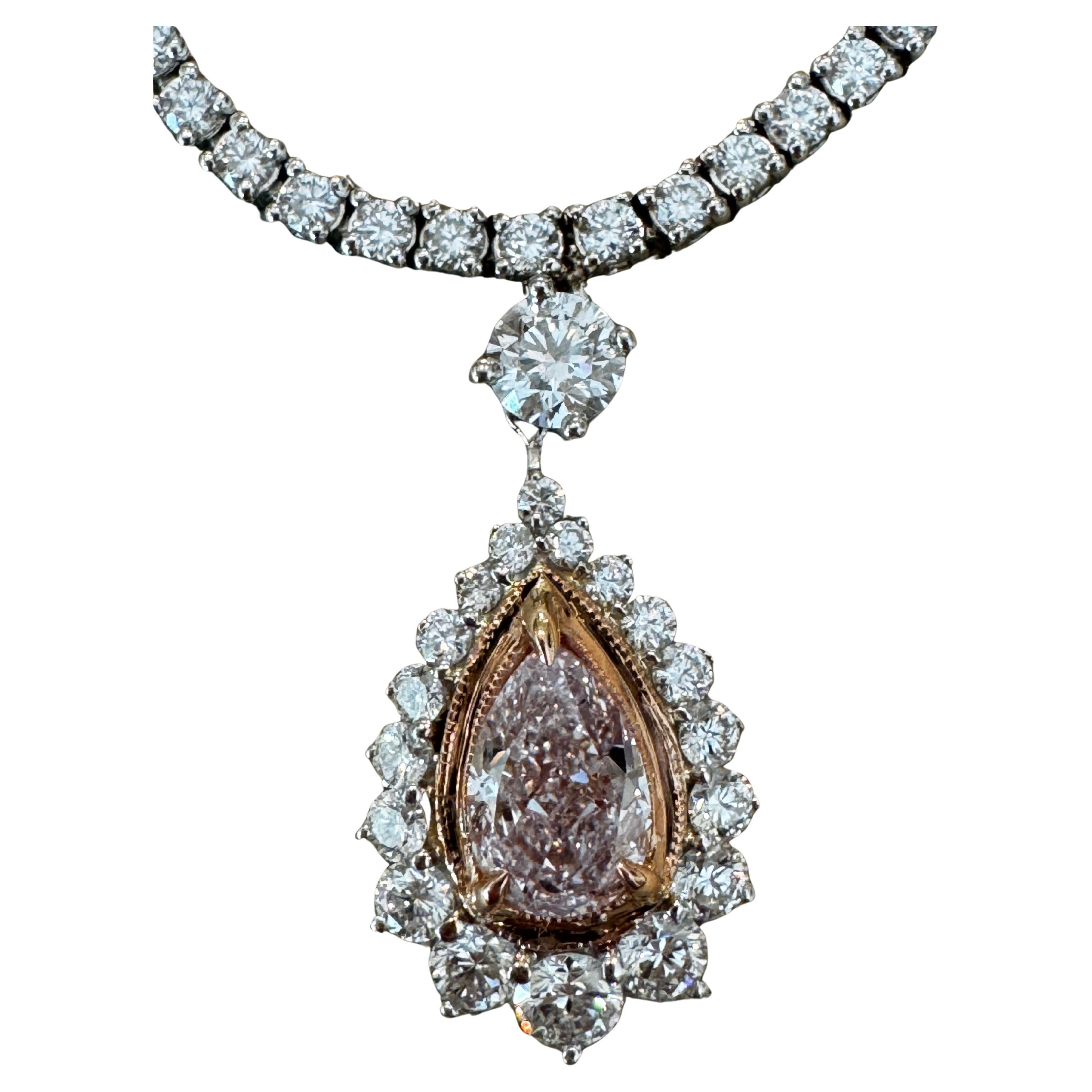 Ciondolo a forma di pera con diamante rosa naturale da 1 carato in oro 18 carati GIA. in vendita