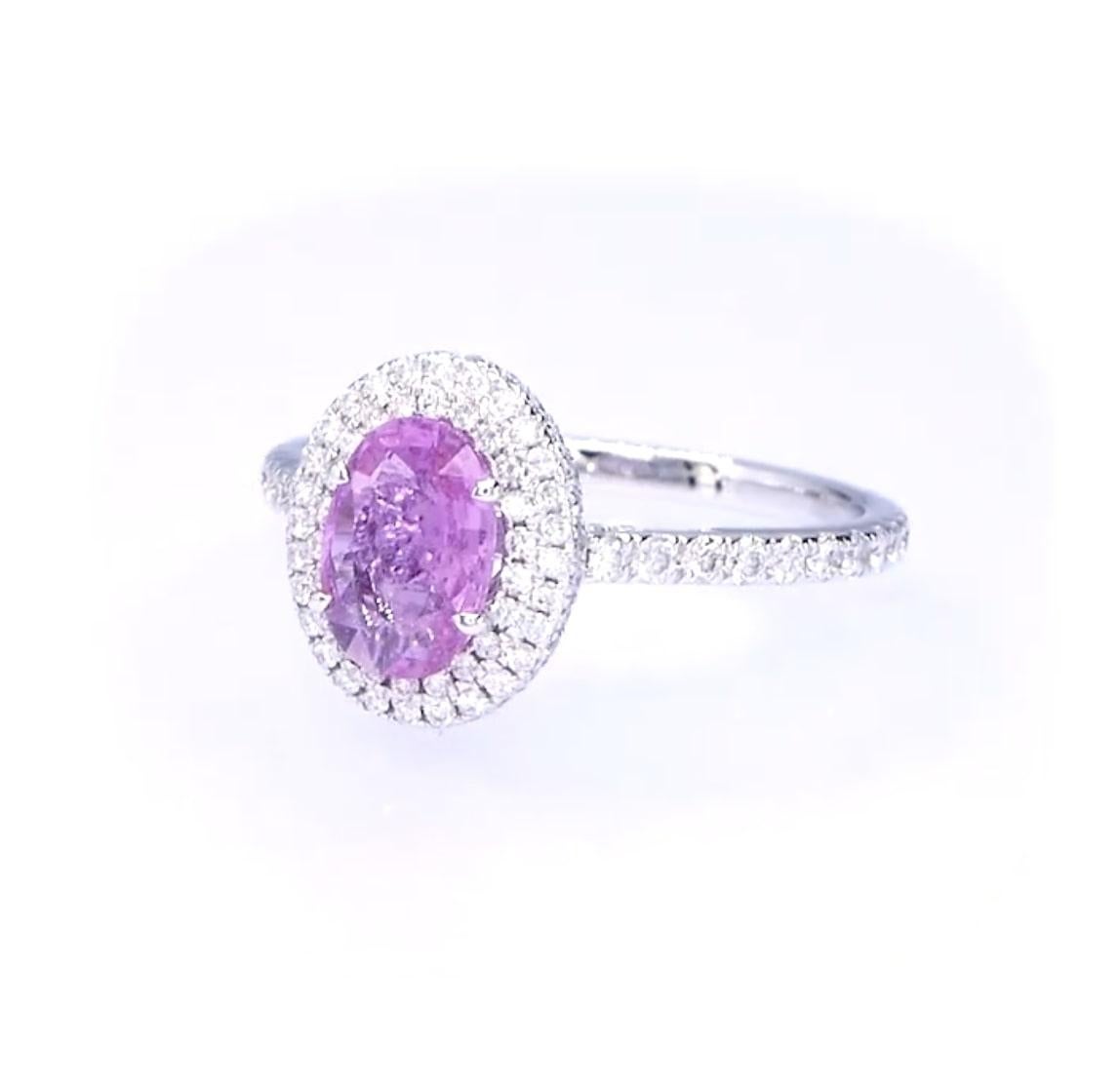 Questo squisito anello con zaffiro rosa e diamante a raggiera mette in mostra uno zaffiro rosa naturale di oltre 1 carato, apprezzato per la sua tonalità vibrante e l'elegante silhouette ovale. La gemma centrale è splendidamente incorniciata da una