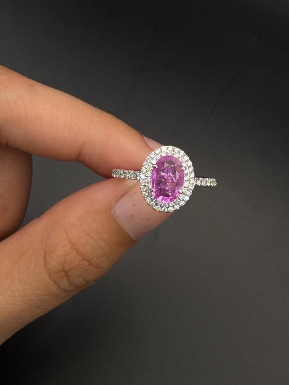 Taglio ovale Anello aureola con diamante e zaffiro rosa da 1 carato in vendita