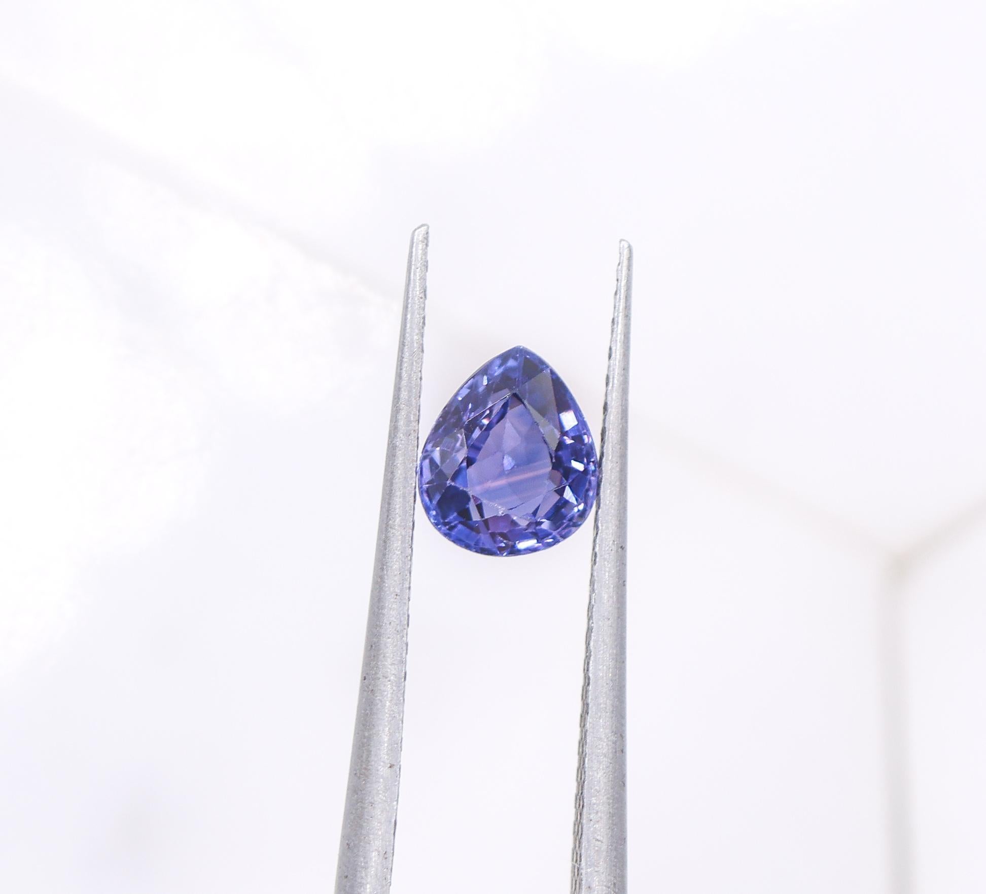 NNJ Designs présente un saphir violet en forme de poire de 0,98 carat. Cette pierre précieuse saphir violet s'intègre parfaitement dans la monture de votre choix et peut constituer un joli cadeau de naissance de septembre pour vos proches !