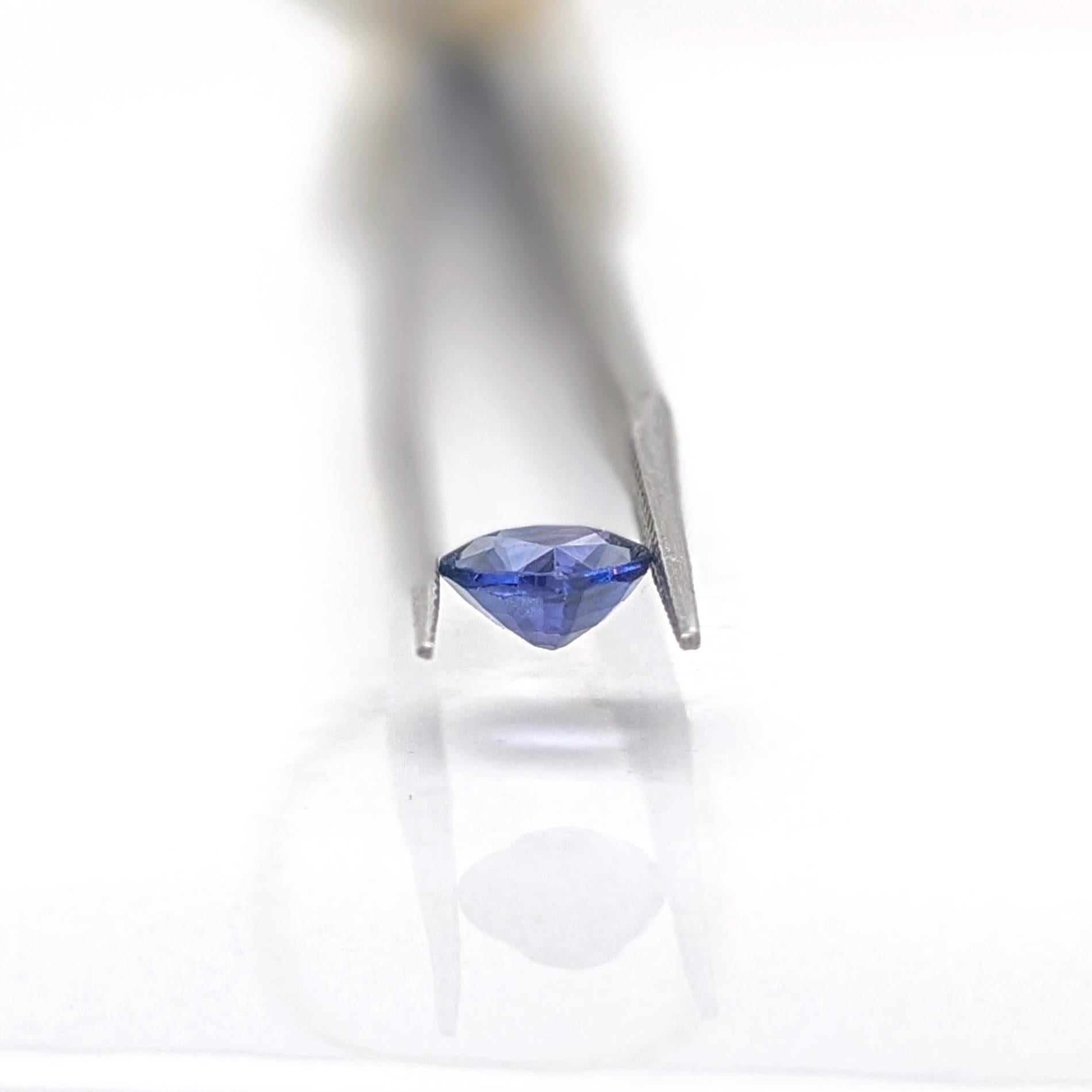 NNJ Designs présente un saphir violet en forme de poire de 0,91 carat ! Cette pierre précieuse saphir violet s'intègre parfaitement dans la monture de votre choix et peut constituer un joli cadeau de naissance de septembre pour vos proches !