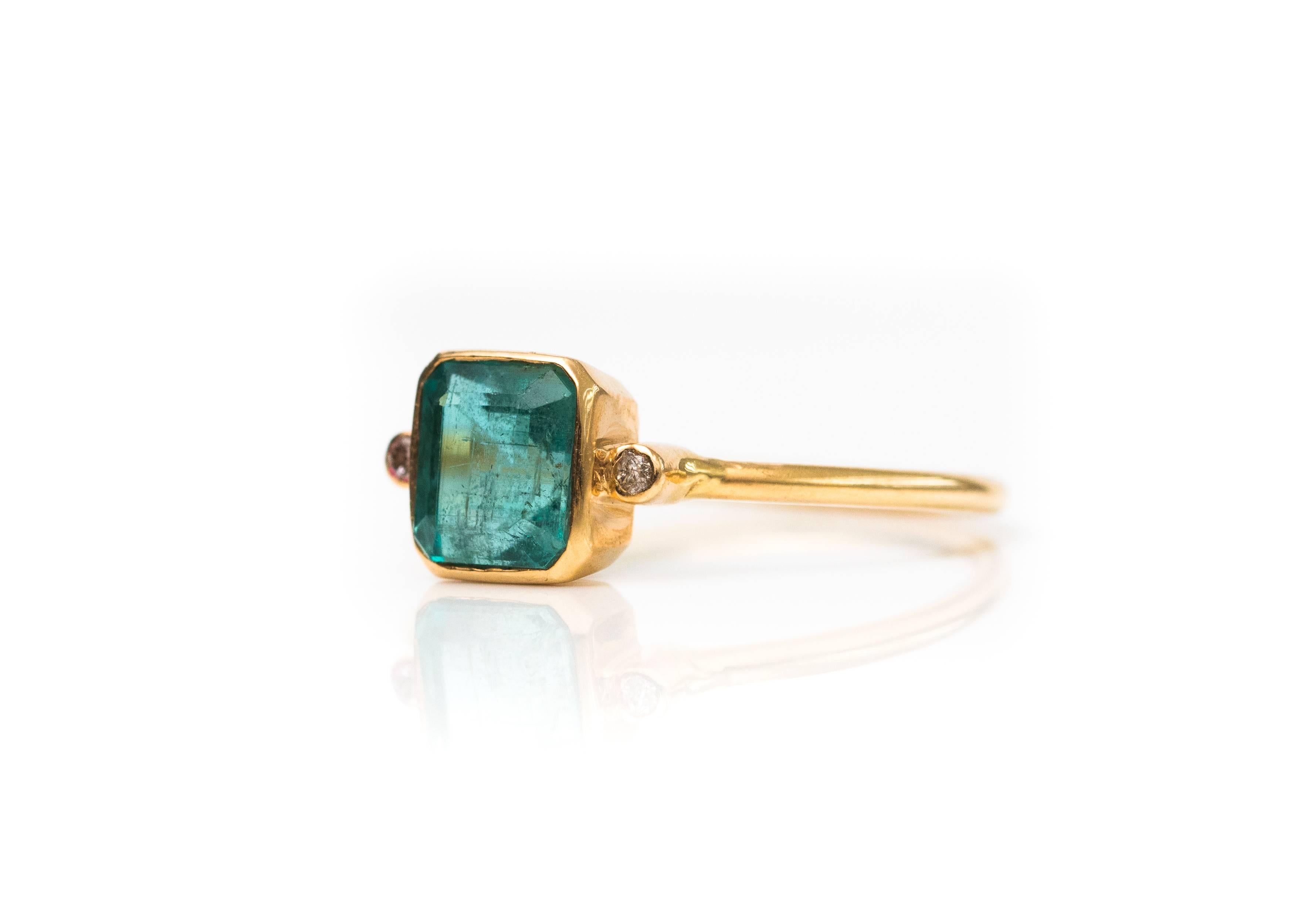 1.00 carat Radiant cut Emerald with Diamonds and 18 Karat Yellow Gold Ring

Features a 1.0 carat deep blue South American Emerald center stone, Round Brilliant Diamonds and 18 Karat Yellow Gold. The stunning Radiant cut Emerald center stone is bezel