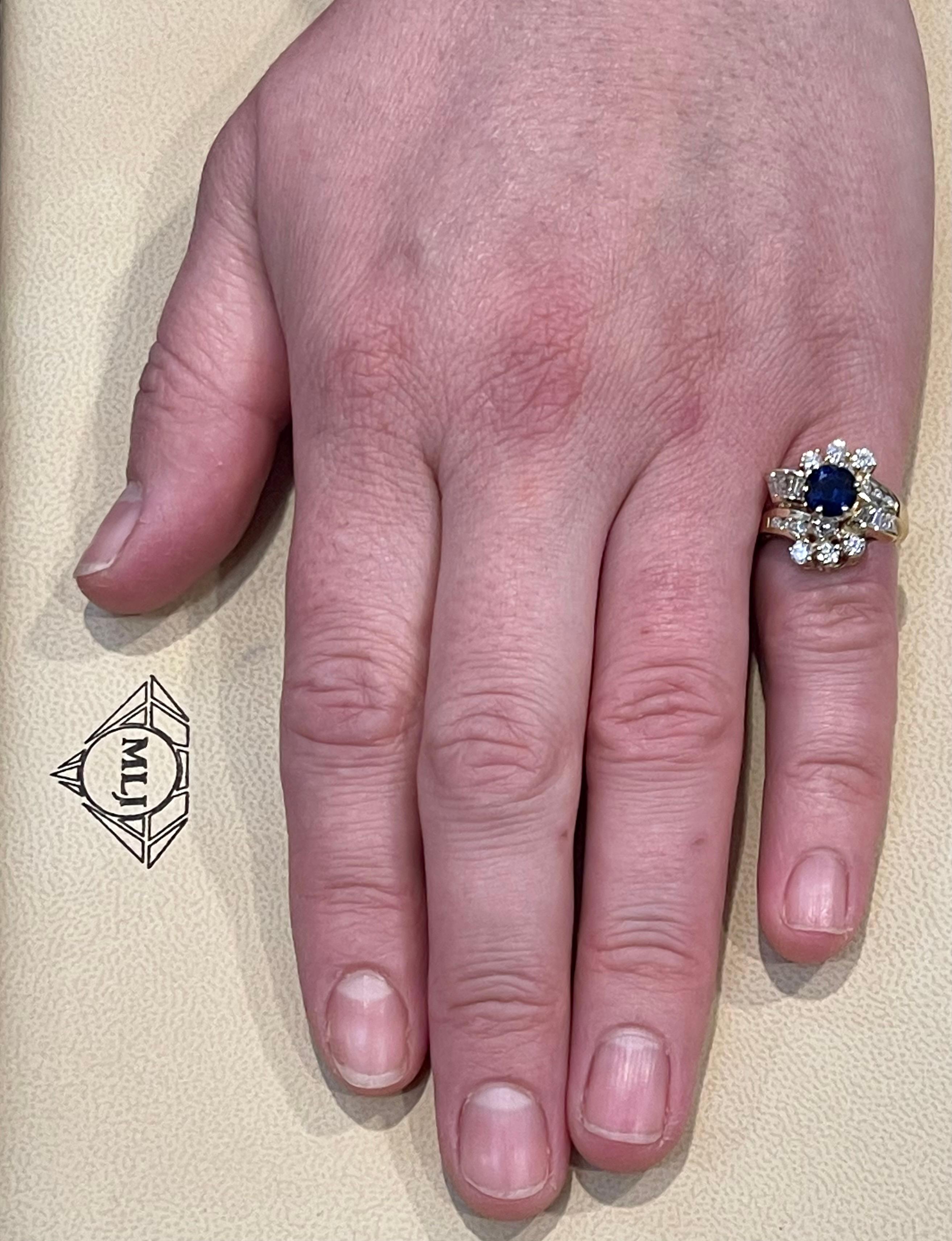 Anillo de cóctel de zafiro azul redondo de 1 quilate y diamante de 1,65 quilates en oro de 14 quilates en Excelente estado para la venta en New York, NY