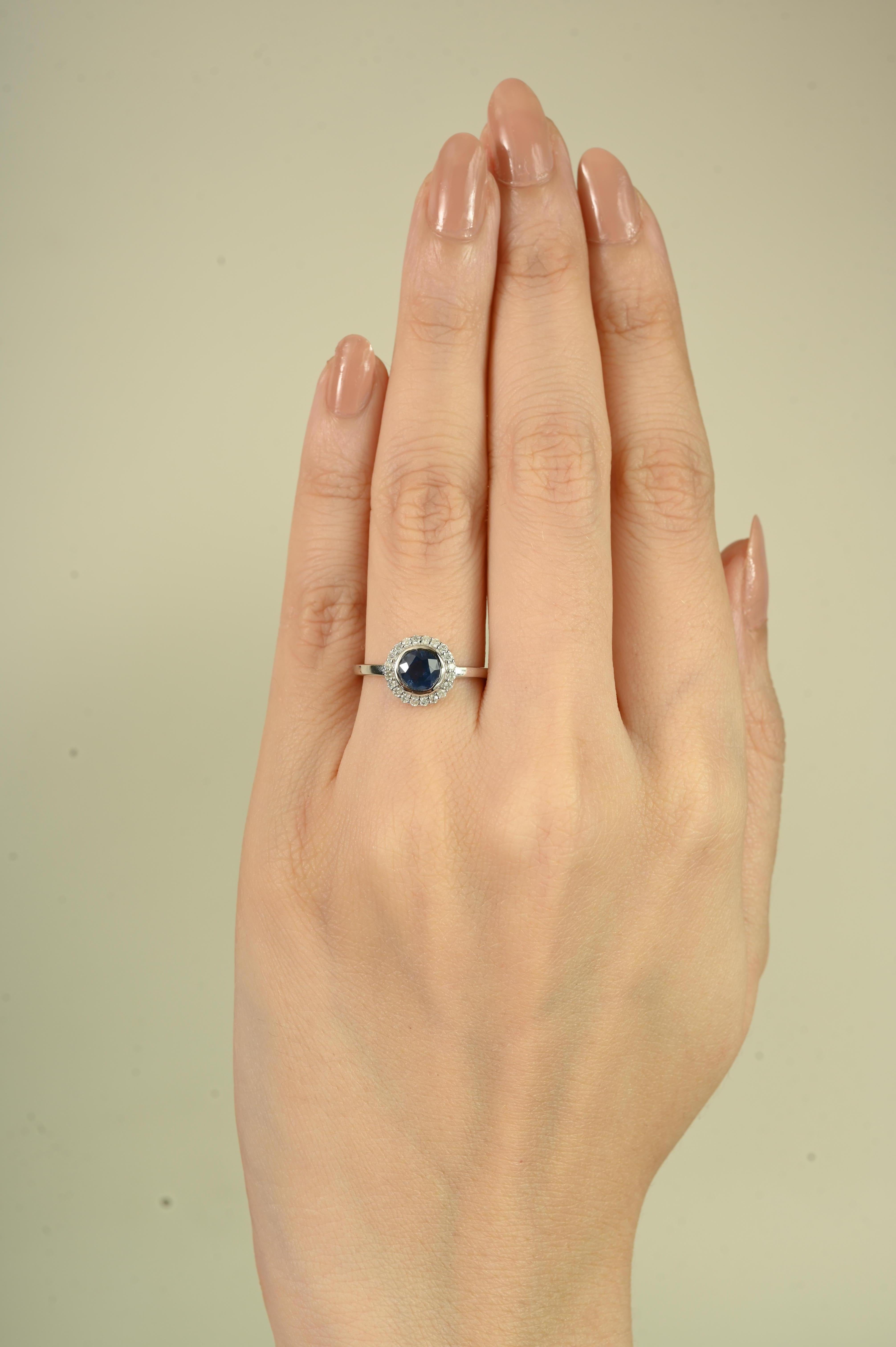 Im Angebot: 1 Karat Runder Blauer Saphir Lünettenbesetzter Solitär Ring mit Halo Diamanten 14K Gold () 2