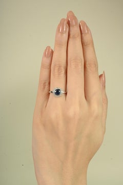 1 Carat Round Blue Sapphire Bezel-Set Solitaire Ring with Halo Diamonds 14K Gold (bague solitaire avec saphir rond serti d'un chaton et de diamants en halo)