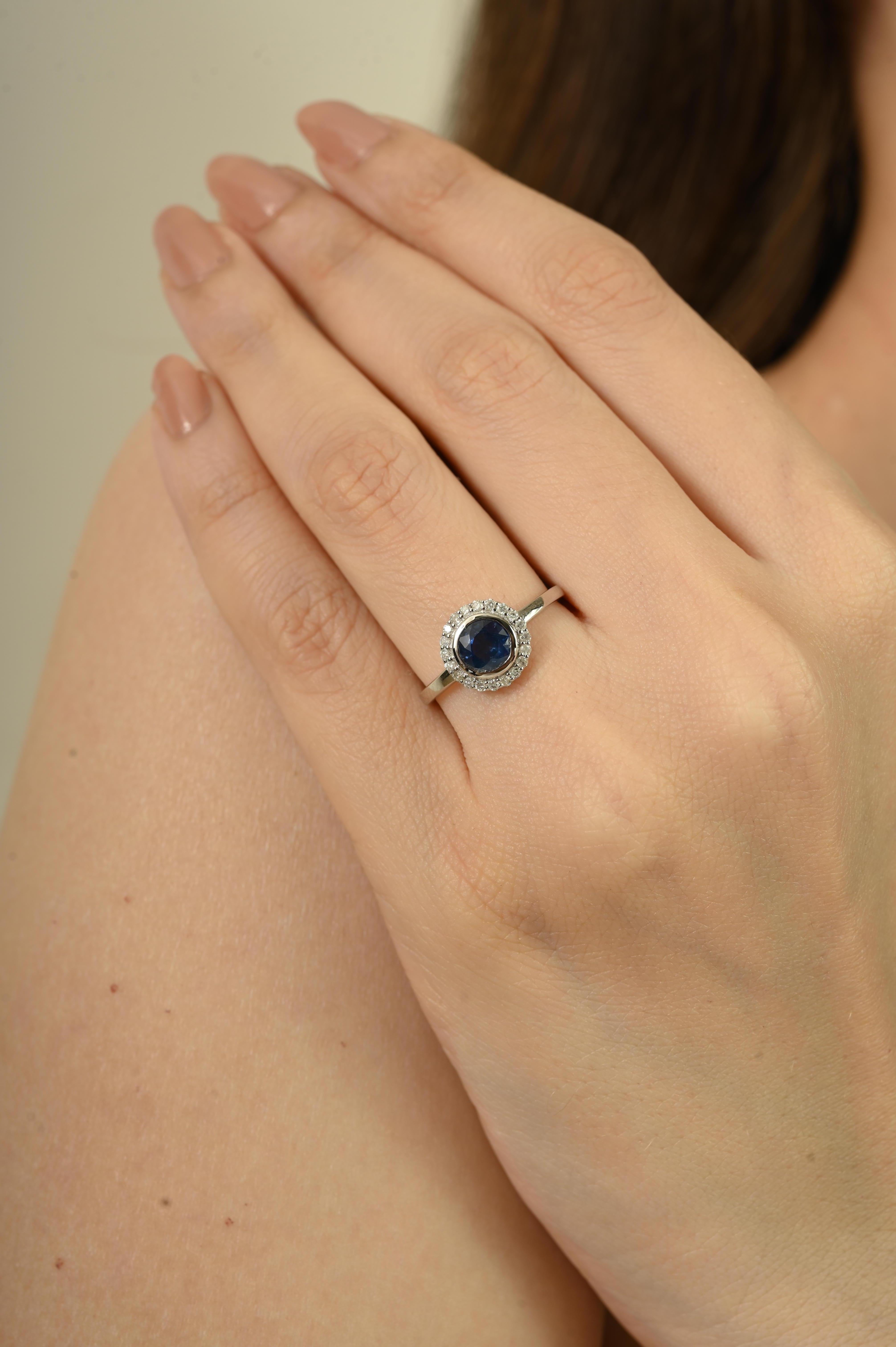 Im Angebot: 1 Karat Runder Blauer Saphir Lünettenbesetzter Solitär Ring mit Halo Diamanten 14K Gold () 4