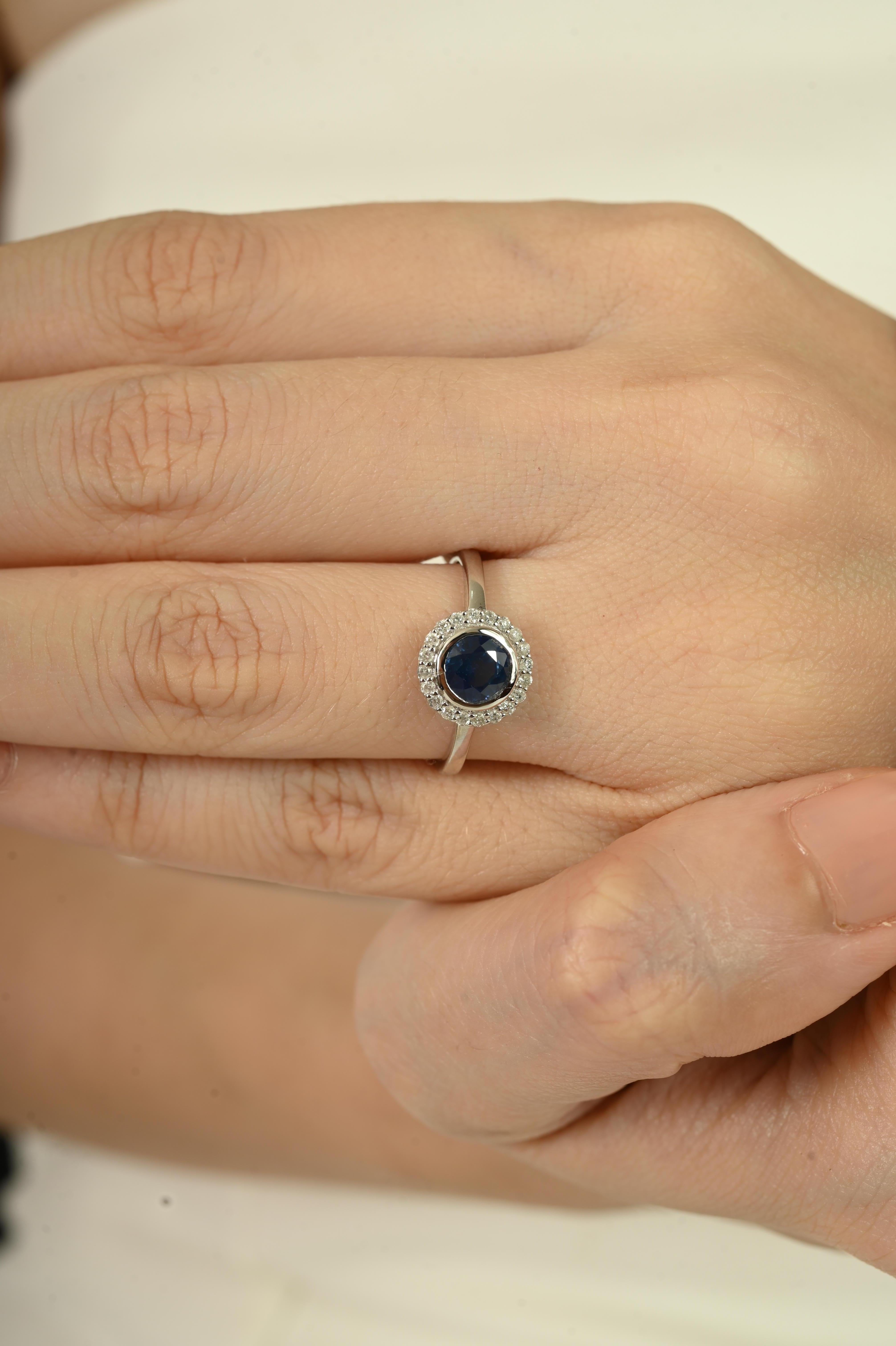 Im Angebot: 1 Karat Runder Blauer Saphir Lünettenbesetzter Solitär Ring mit Halo Diamanten 14K Gold () 6