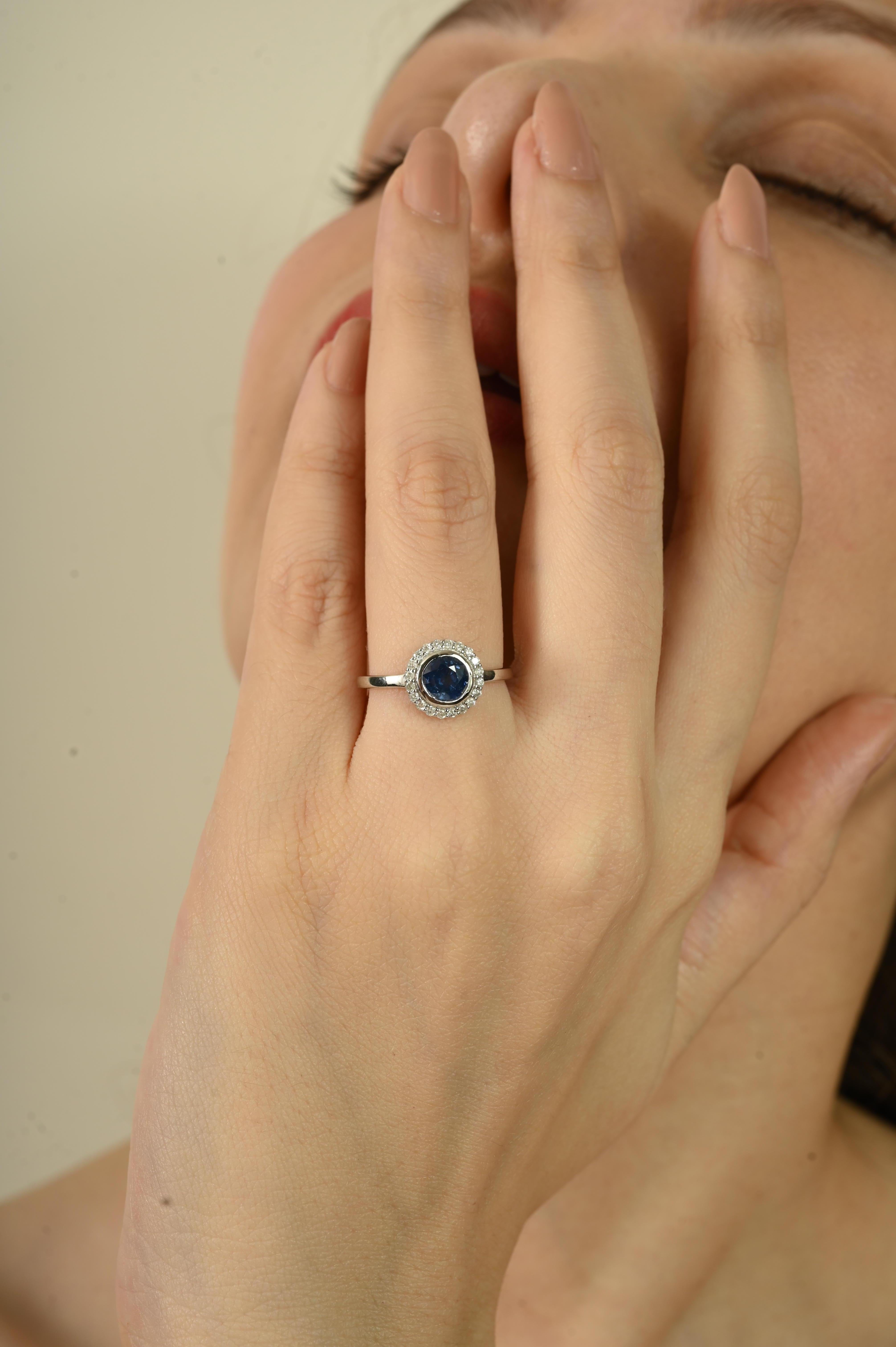 Im Angebot: 1 Karat Runder Blauer Saphir Lünettenbesetzter Solitär Ring mit Halo Diamanten 14K Gold () 8