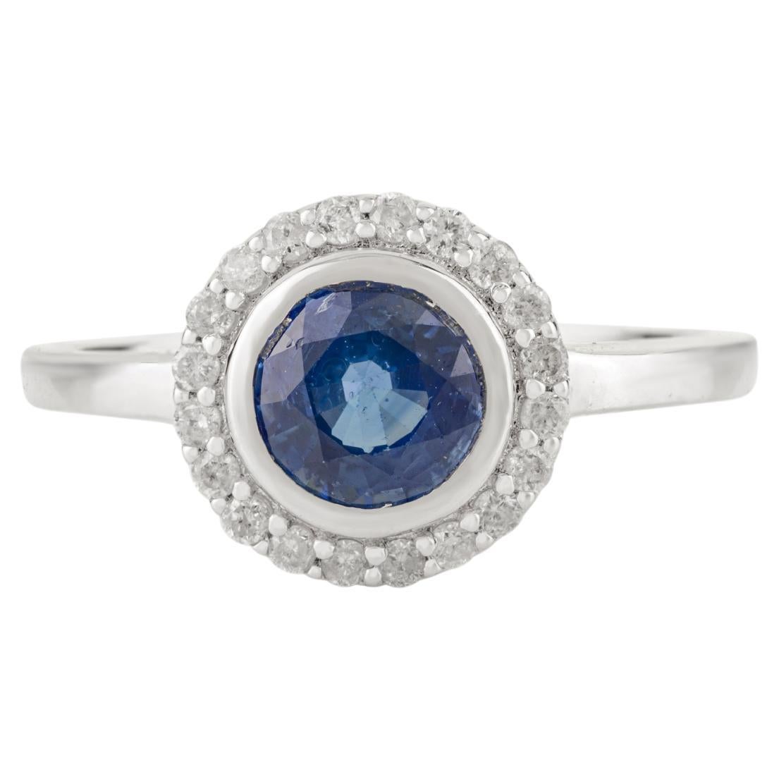 Im Angebot: 1 Karat Runder Blauer Saphir Lünettenbesetzter Solitär Ring mit Halo Diamanten 14K Gold ()