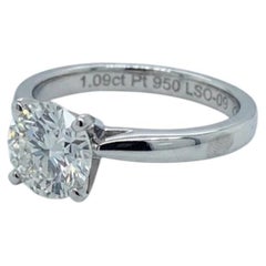 Anillo de compromiso con un diamante redondo de talla brillante de 1 quilate, de The Leo