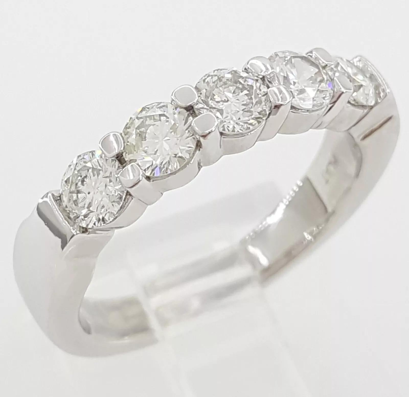 Symbole intemporel d'amour et d'élégance, cet anneau de mariage ou d'anniversaire raffiné est fabriqué en platine massif et serti de cinq diamants ronds naturels de taille brillant totalisant environ 1,00 carat. Chaque pierre est soigneusement