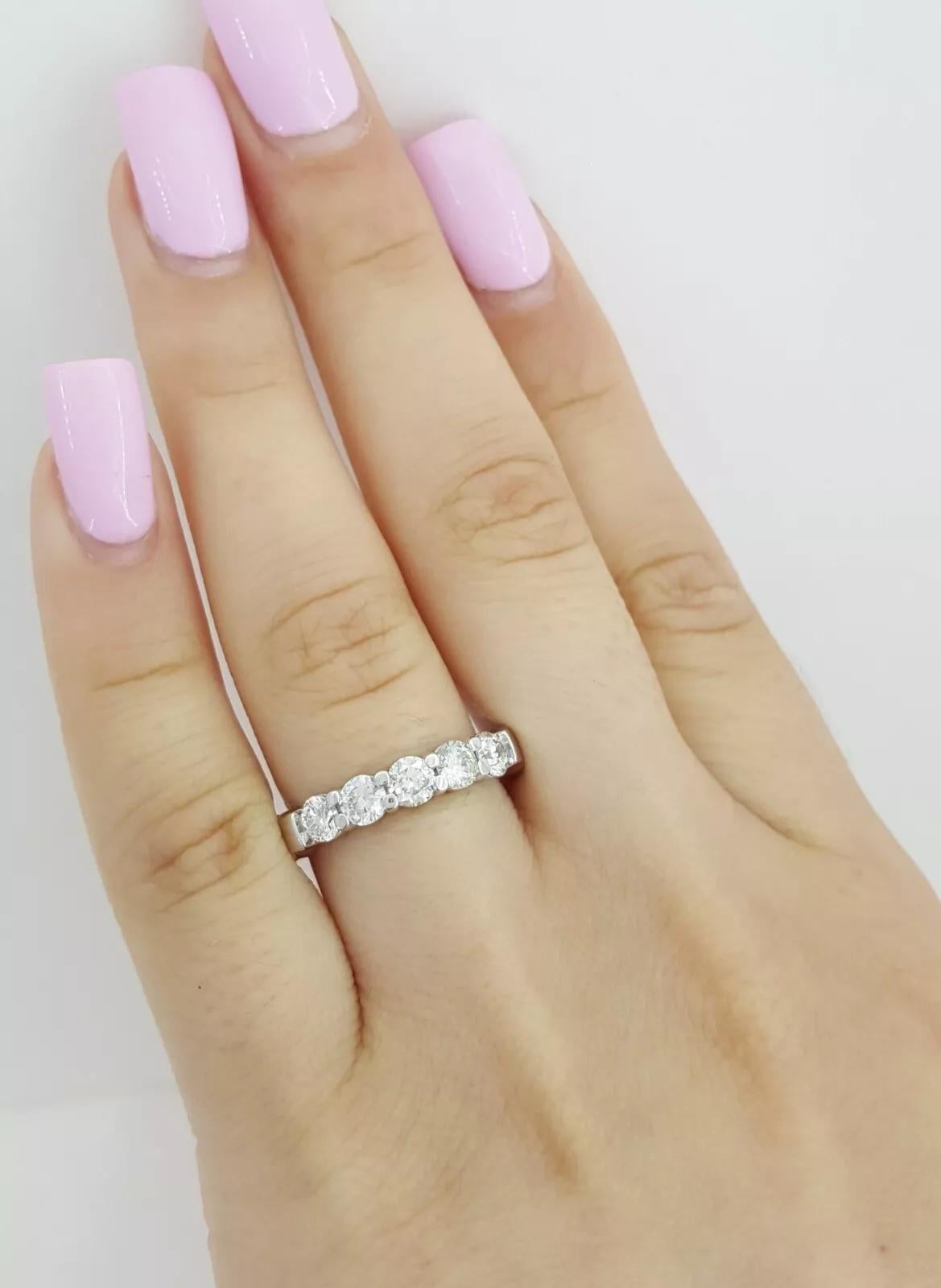 Taille ronde 1 Carat Round Brilliant Cut Diamond Half Circle Platinum Wedding Band en vente
