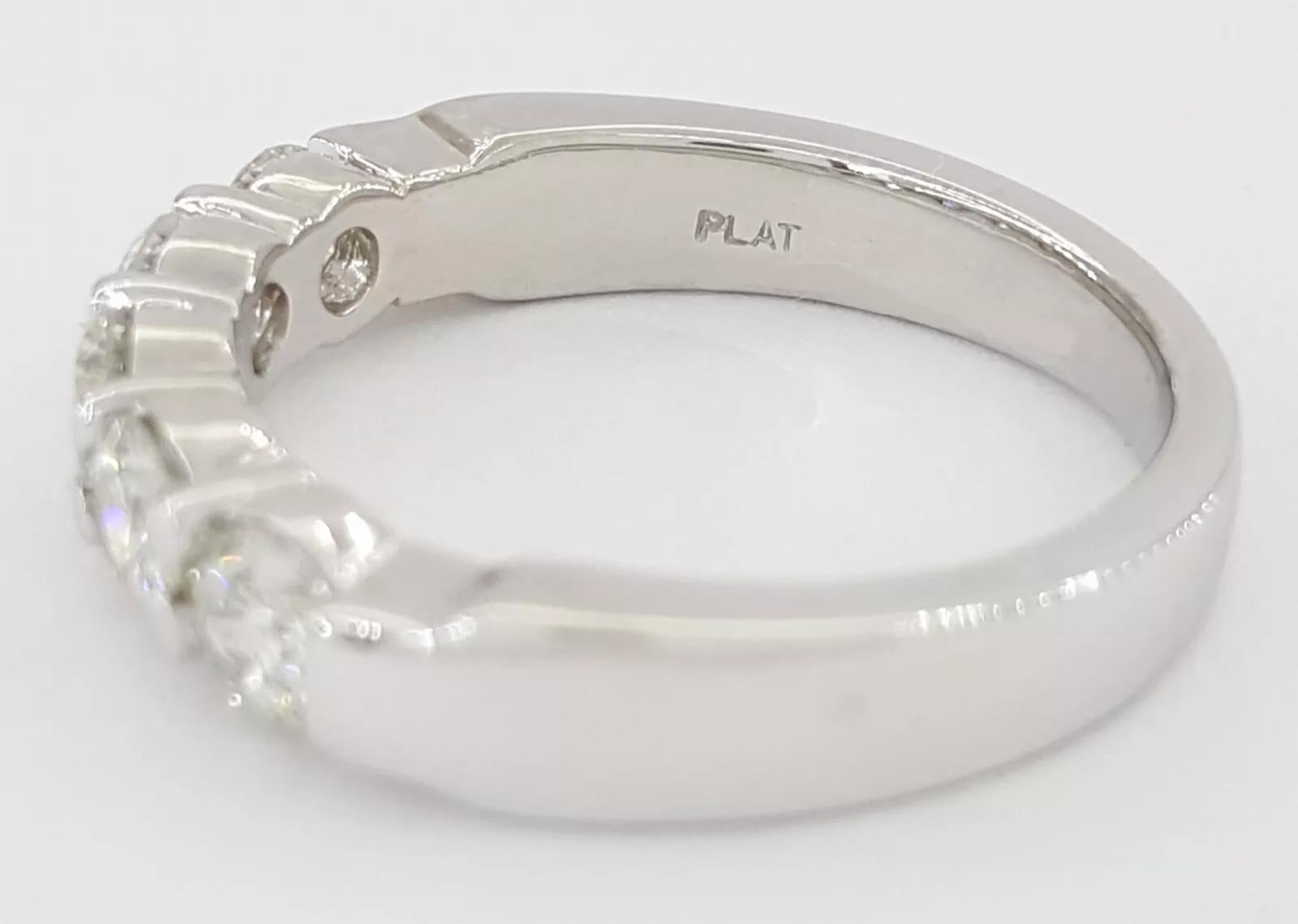 1 Carat Round Brilliant Cut Diamond Half Circle Platinum Wedding Band Neuf - En vente à Chicago, IL