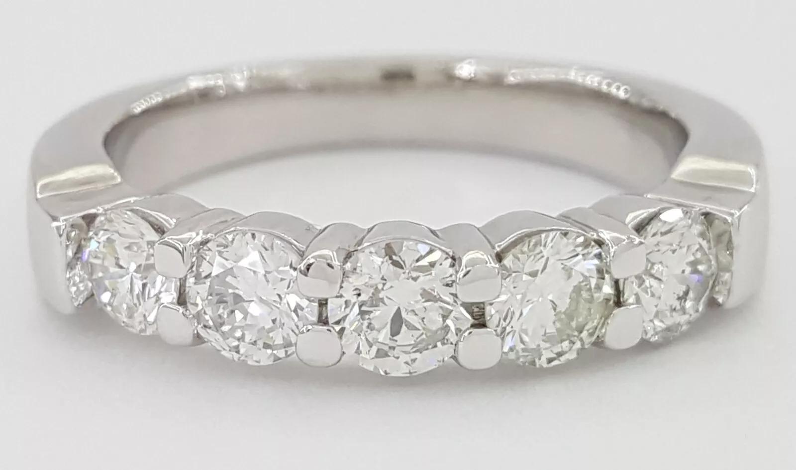 1 Carat Round Brilliant Cut Diamond Half Circle Platinum Wedding Band Unisexe en vente