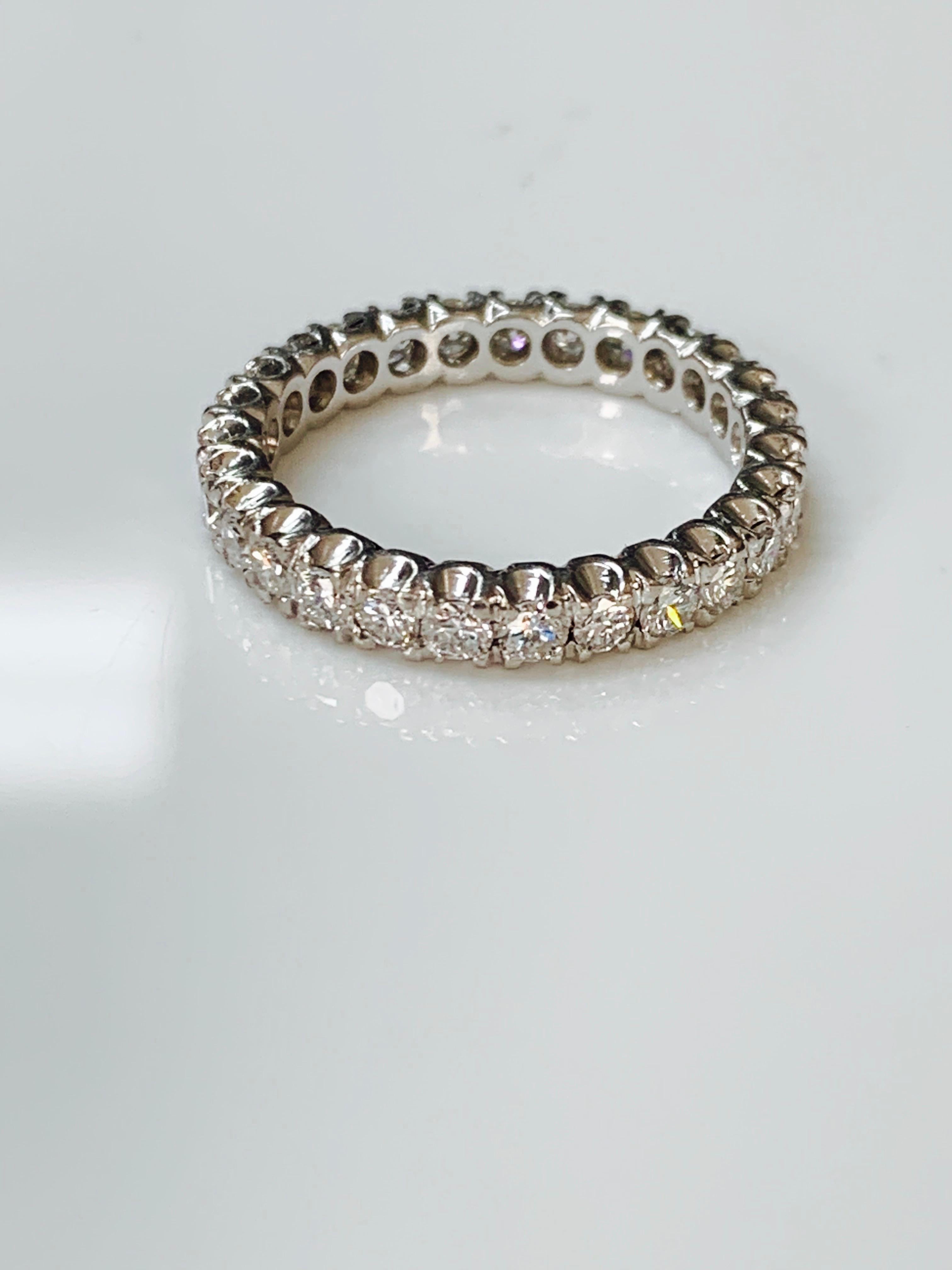 Preciosa alianza de eternidad de diamante brillante redondo de 1 quilate hecha a mano en oro blanco. 
Los detalles son los siguientes :
Peso del diamante : 1 quilate 
Metal : Oro blanco de 18 k 
Tamaño del anillo : 6
