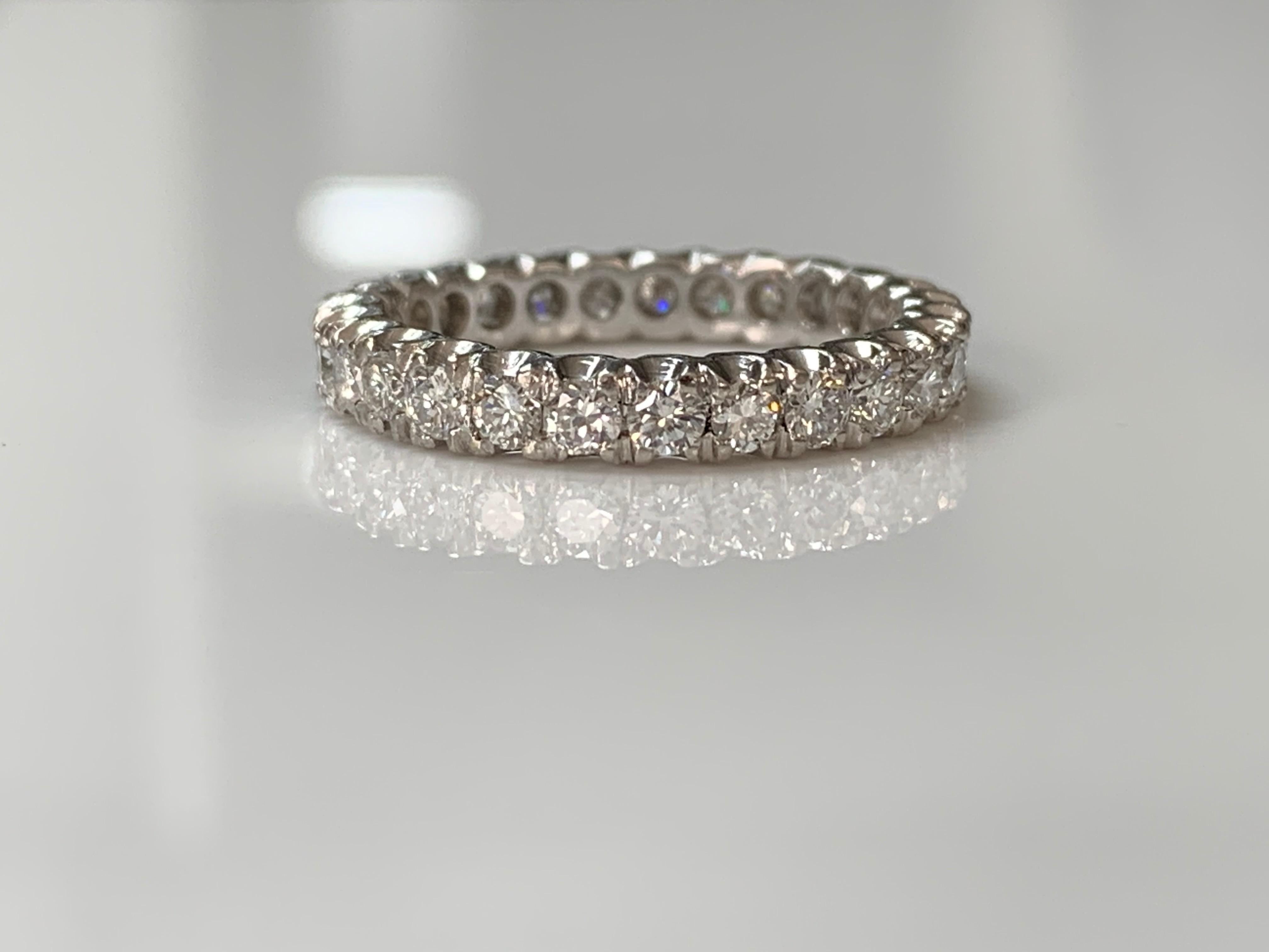 Anillo de eternidad con diamante brillante redondo de 1 quilate Contemporáneo en venta
