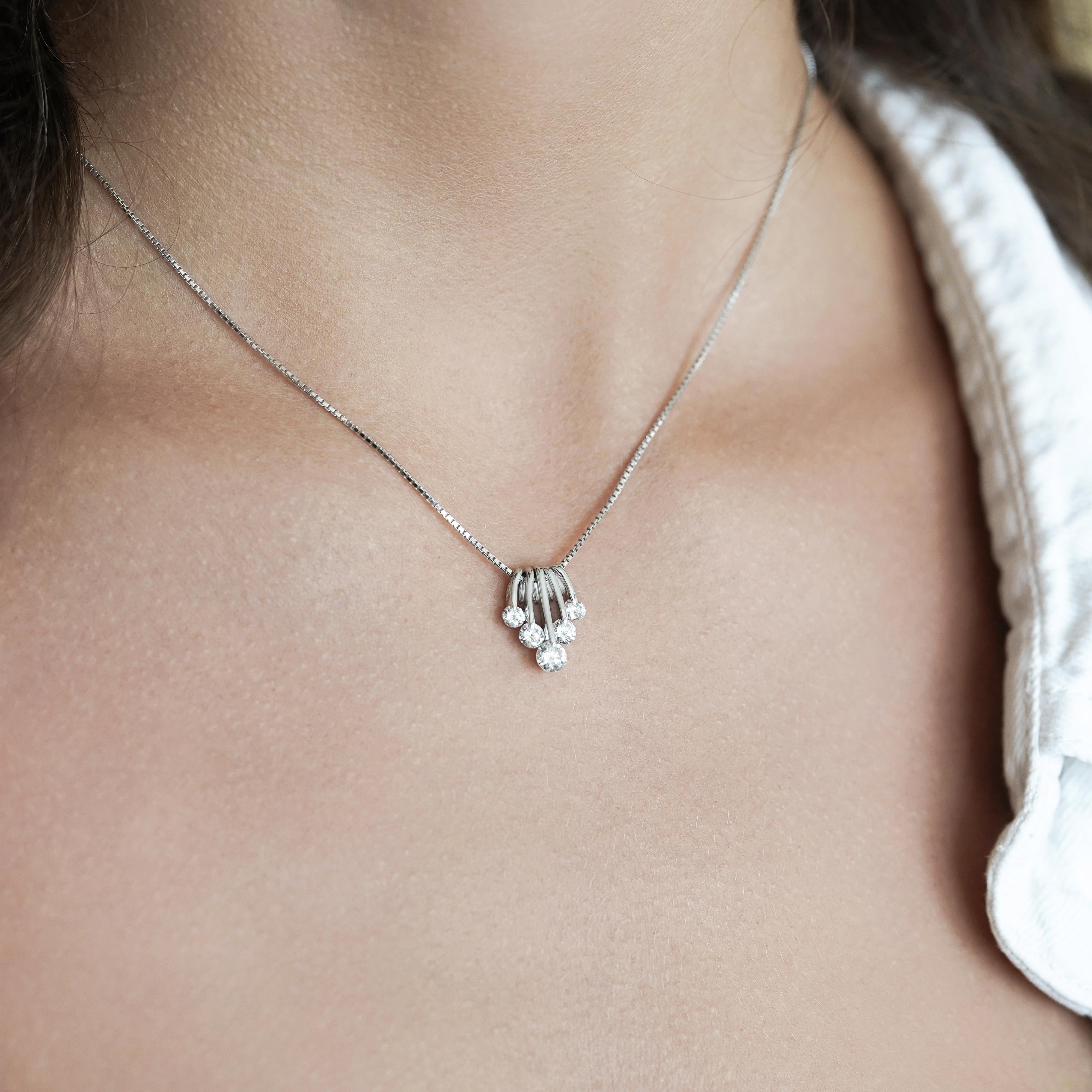Collana con ciondolo danzante con 5 pietre di diamante bianco taglio rotondo naturale da 1 carato totale. Incastonato in platino 900. Purezza del metallo impressa sul retro.

Dettagli:
Tipo di articolo: Collana con ciondolo
Metallo: Platino