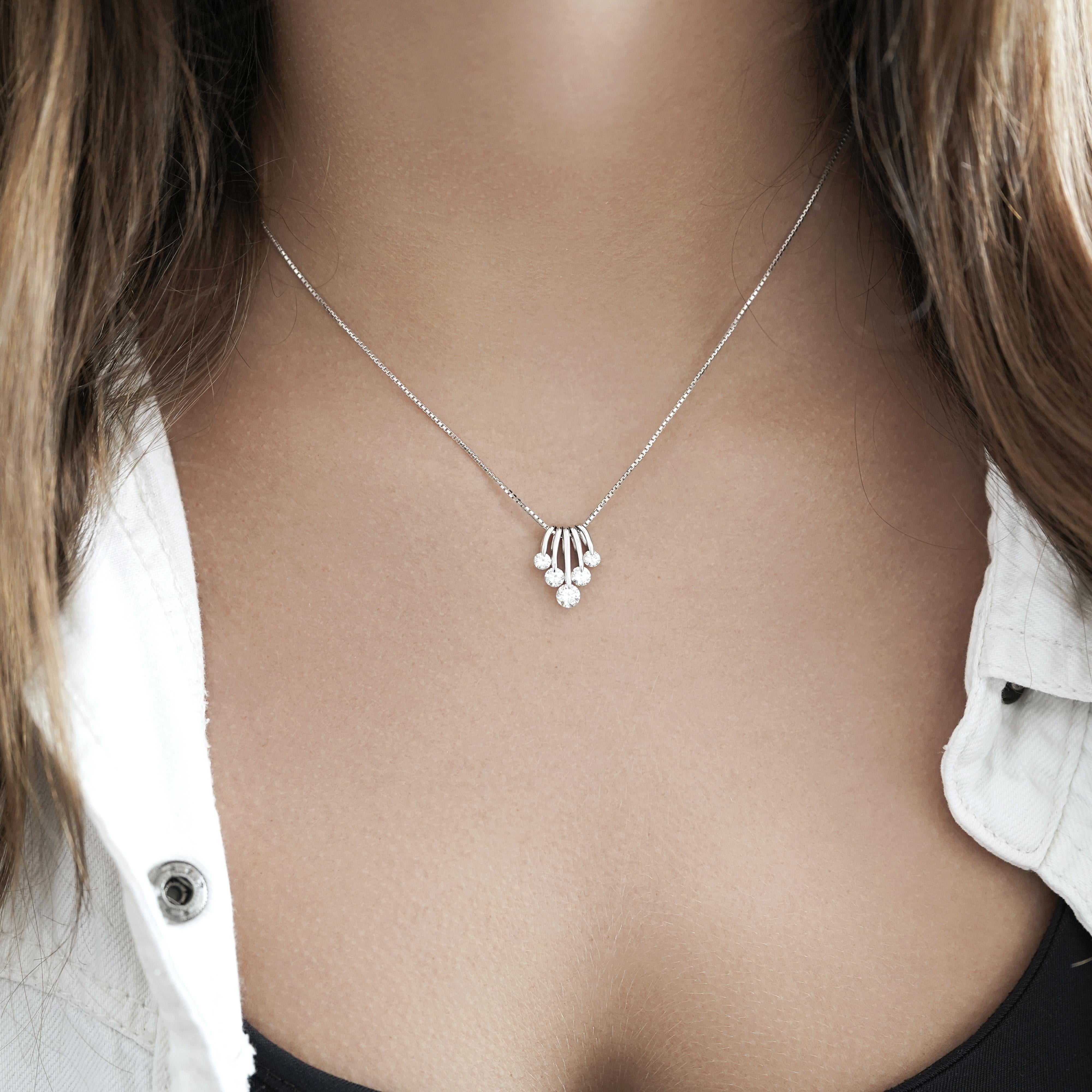 Collana con ciondolo danzante in platino con 5 pietre e diamante da 1 carato taglio rotondo In condizioni Nuovo in vendita a Miami, FL