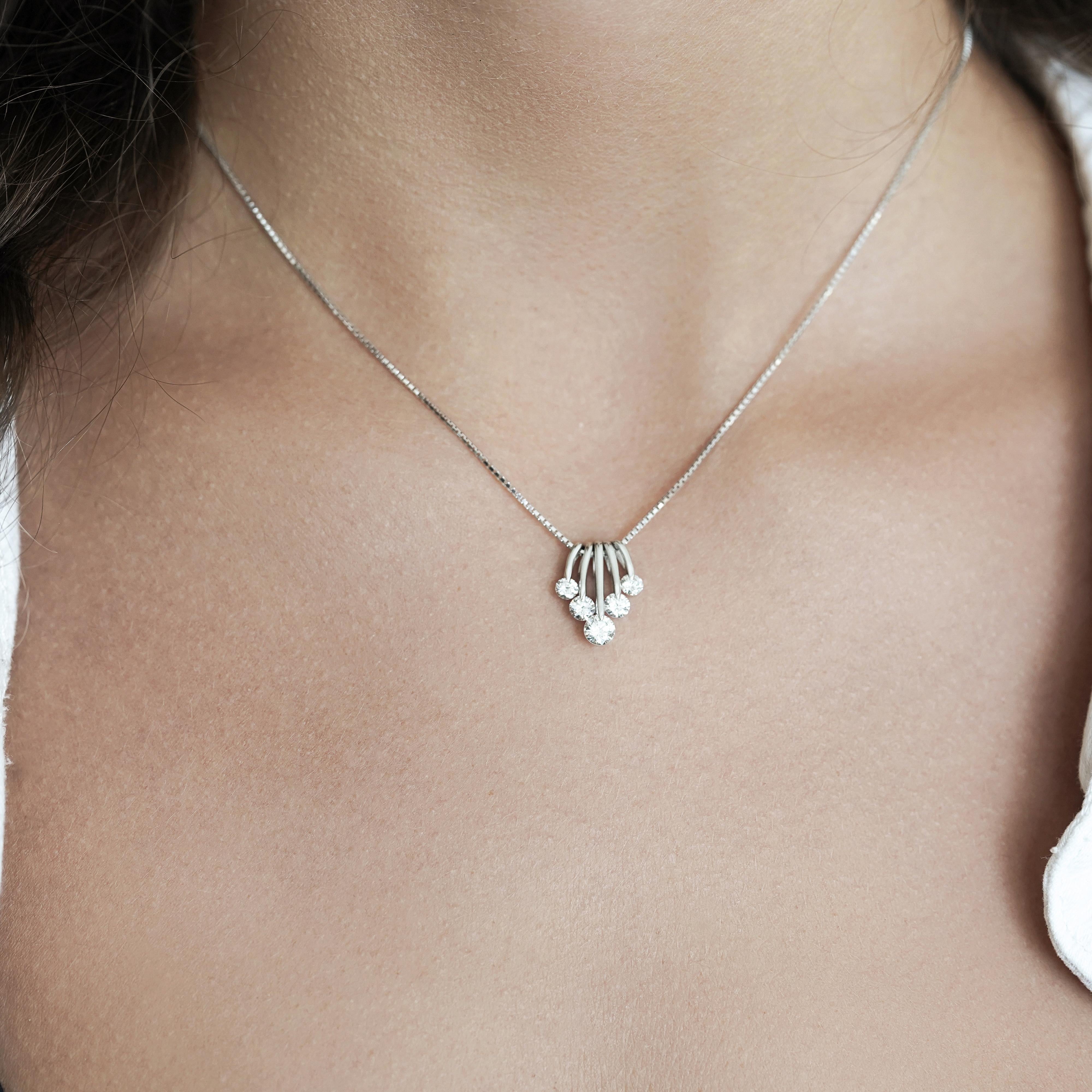 Donna Collana con ciondolo danzante in platino con 5 pietre e diamante da 1 carato taglio rotondo in vendita
