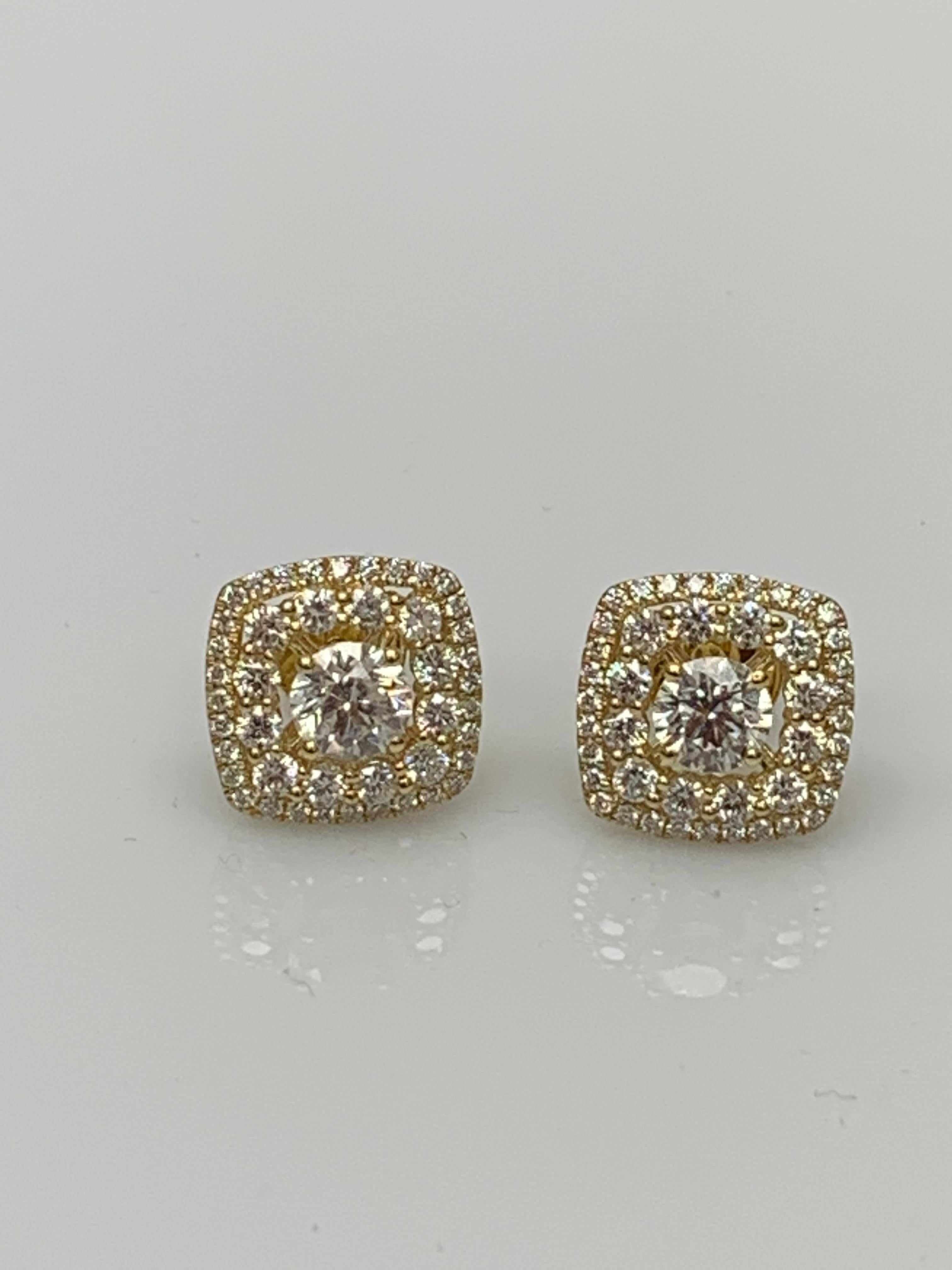 Une paire de boucles d'oreilles simples mettant en valeur 1 carat de diamants brillants ronds de taille 2, entourés d'une double rangée de 88 diamants brillants ronds pesant 1,12 carat et réalisés en or jaune 18 carats.