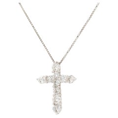 Collana con ciondolo a croce piccola con diamante rotondo da 1 carato in platino in stock