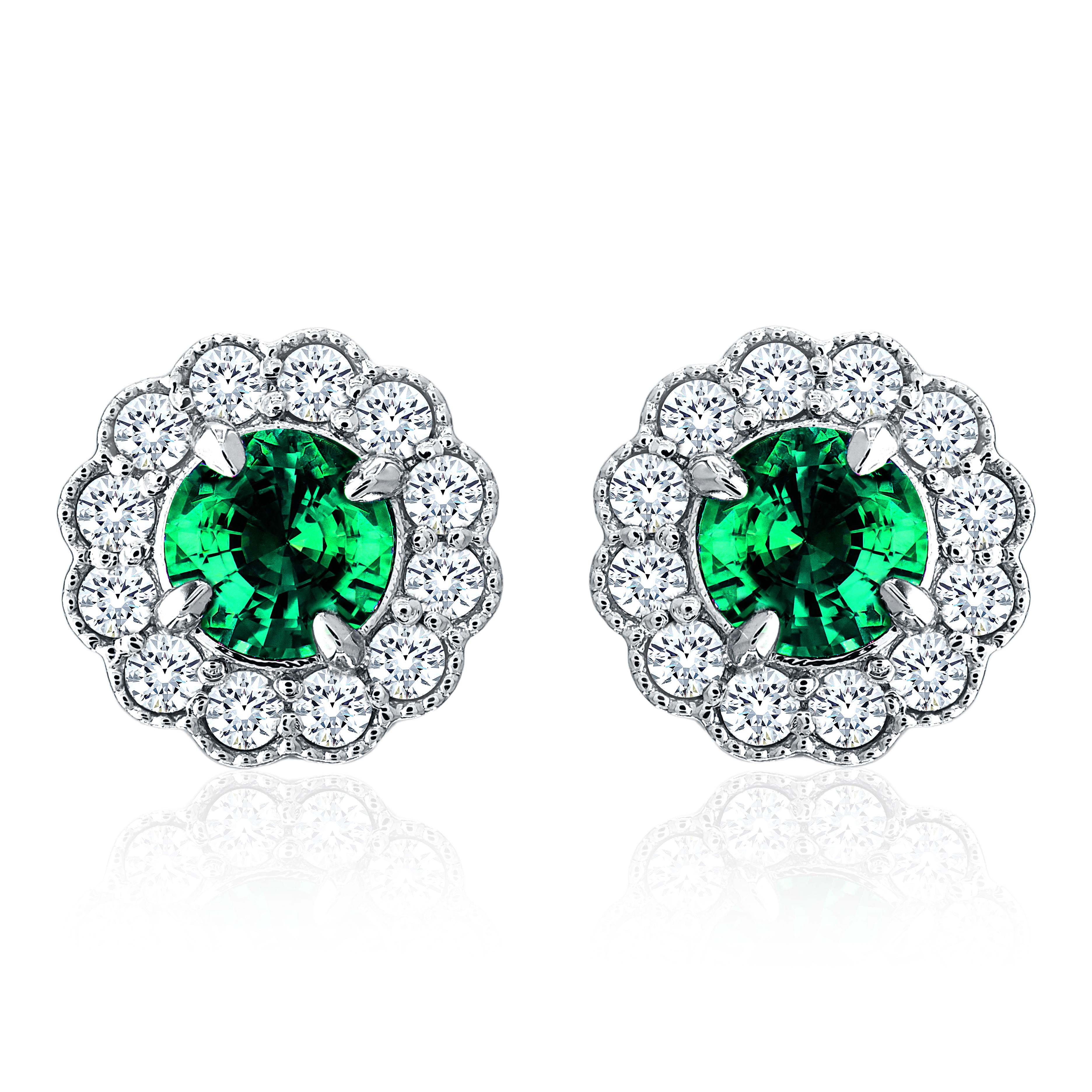 Eleganti e senza tempo, questi orecchini a cerchio con smeraldo e diamante catturano il perfetto equilibrio tra colori vibranti e scintille raffinate. La pietra centrale misura circa 5,0 mm e il peso totale dello smeraldo è di circa 1 carato.

I