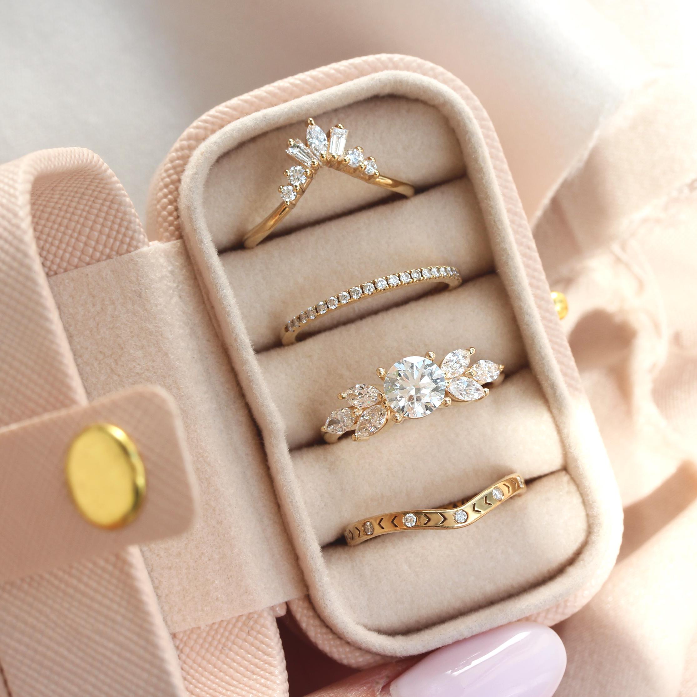 Taille ronde Bague de fiançailles moderne et unique en diamants ronds et marquises de 1 carat Penelope  en vente