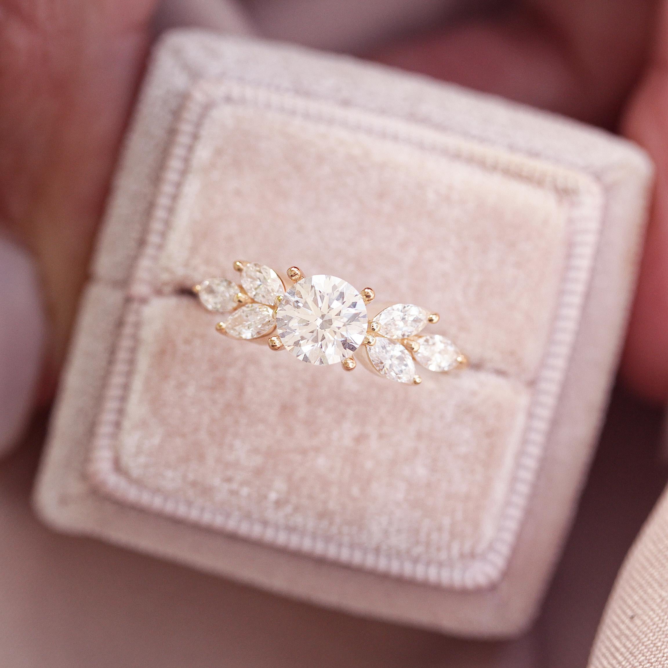 Bague de fiançailles moderne et unique en diamants ronds et marquises de 1 carat Penelope  Pour femmes en vente