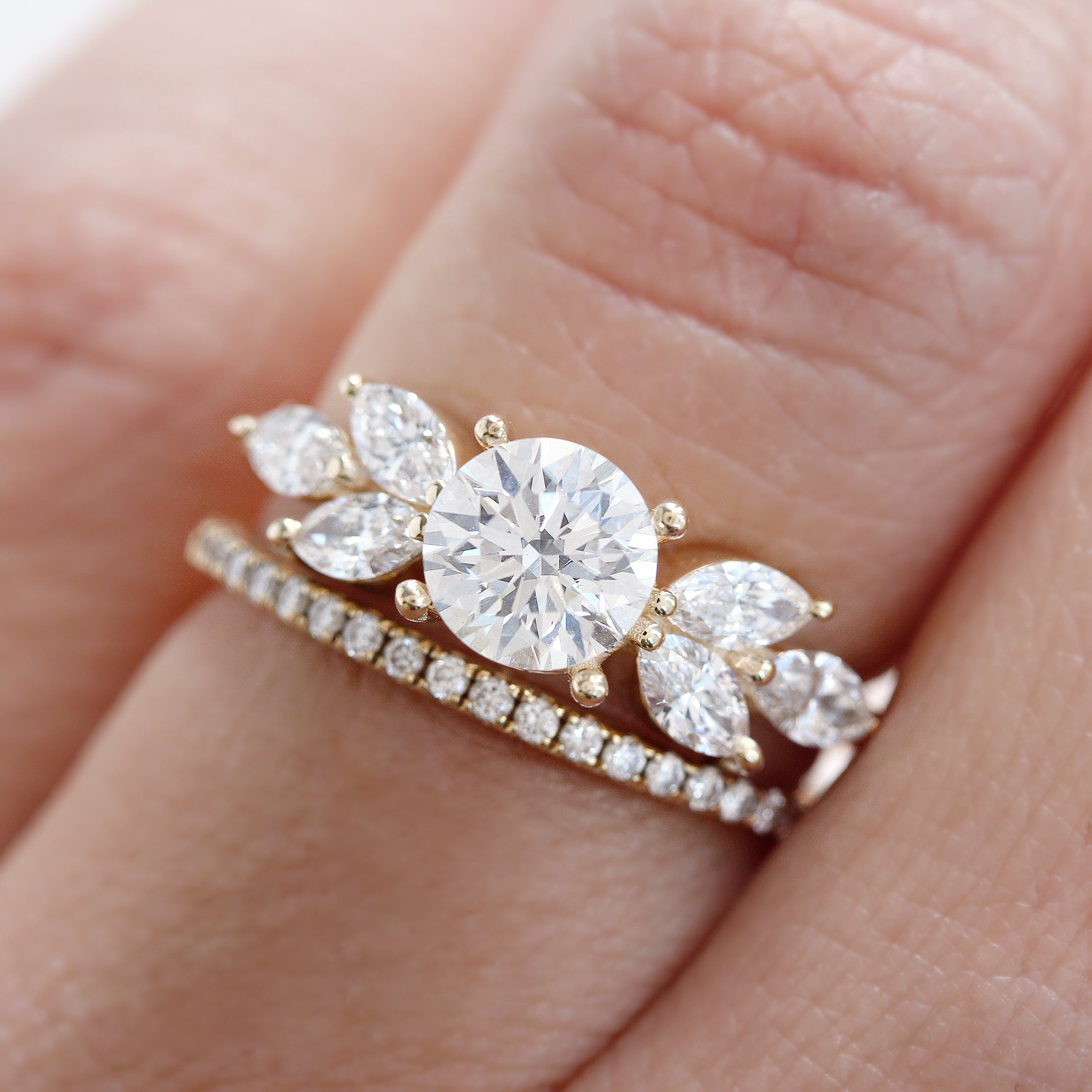 Bague de fiançailles moderne et unique en diamants ronds et marquises de 1 carat Penelope  en vente