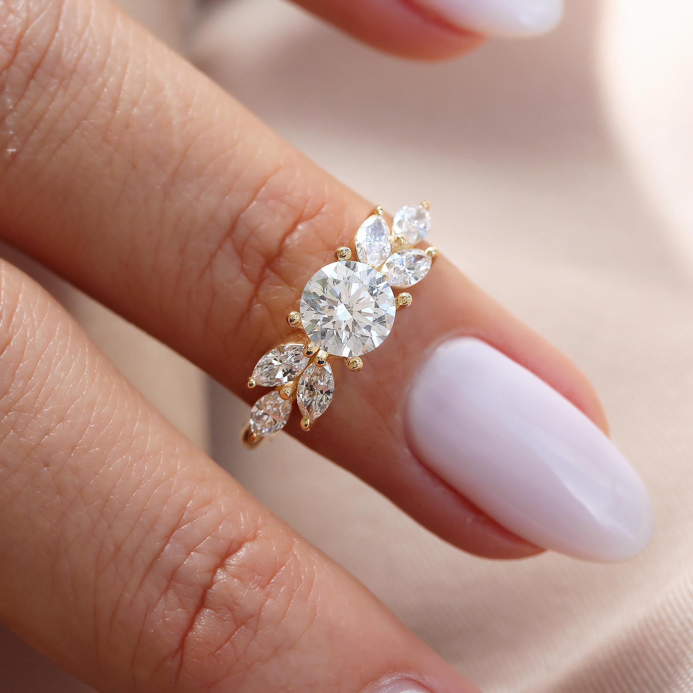 einzigartiger Verlobungsring Penelope aus 1 Karat rundem Moissanit und Marquise-Diamanten (Viktorianisch) im Angebot