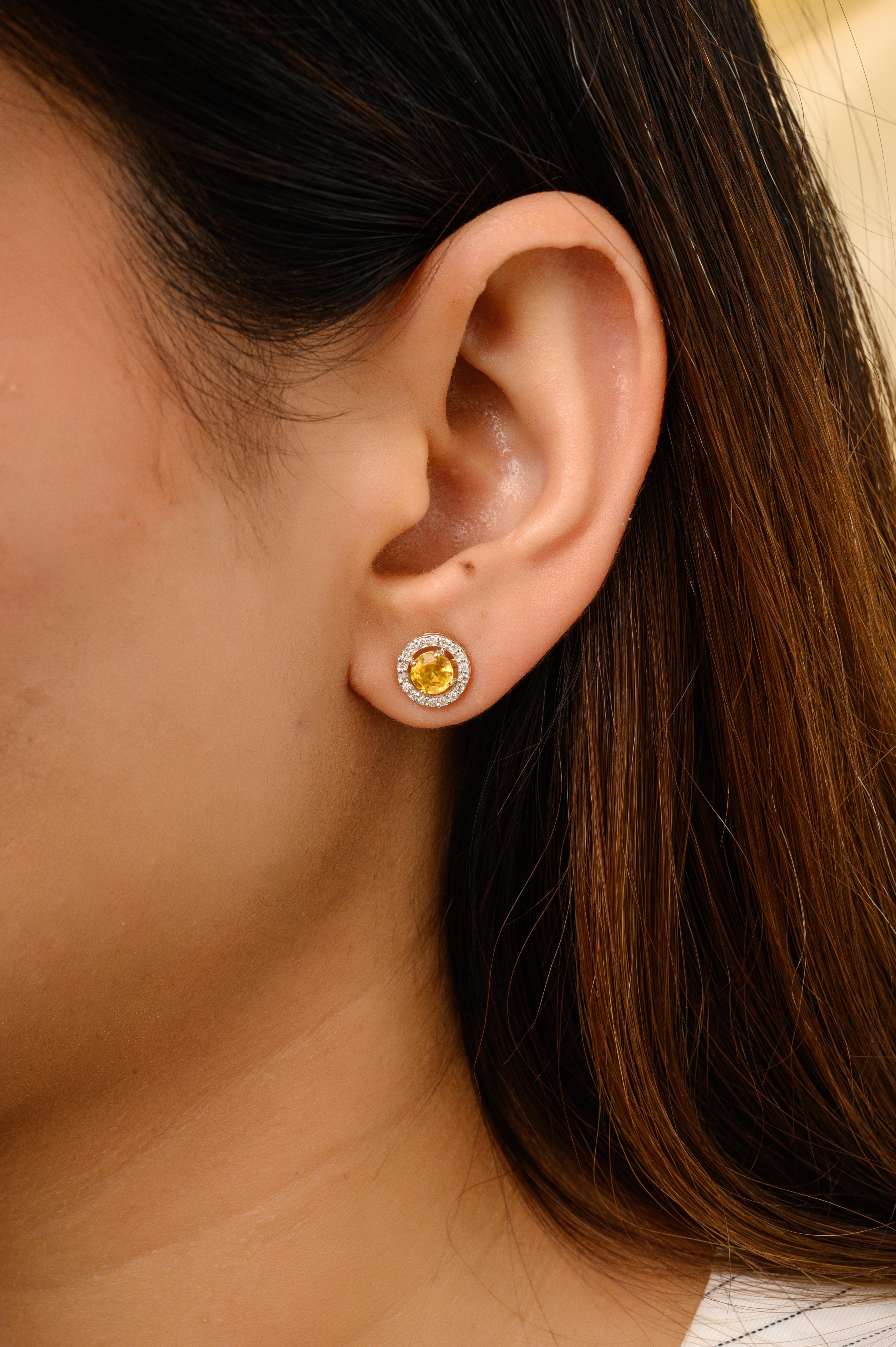 1 Karat runde gelbe Saphir-Diamant-Halo-Ohrstecker aus 14K Gold, um Ihren Look zu unterstreichen. Sie brauchen Ohrstecker, um mit Ihrem Look ein Statement zu setzen. Diese Ohrringe sorgen für einen funkelnden, luxuriösen Look mit einem gelben Saphir