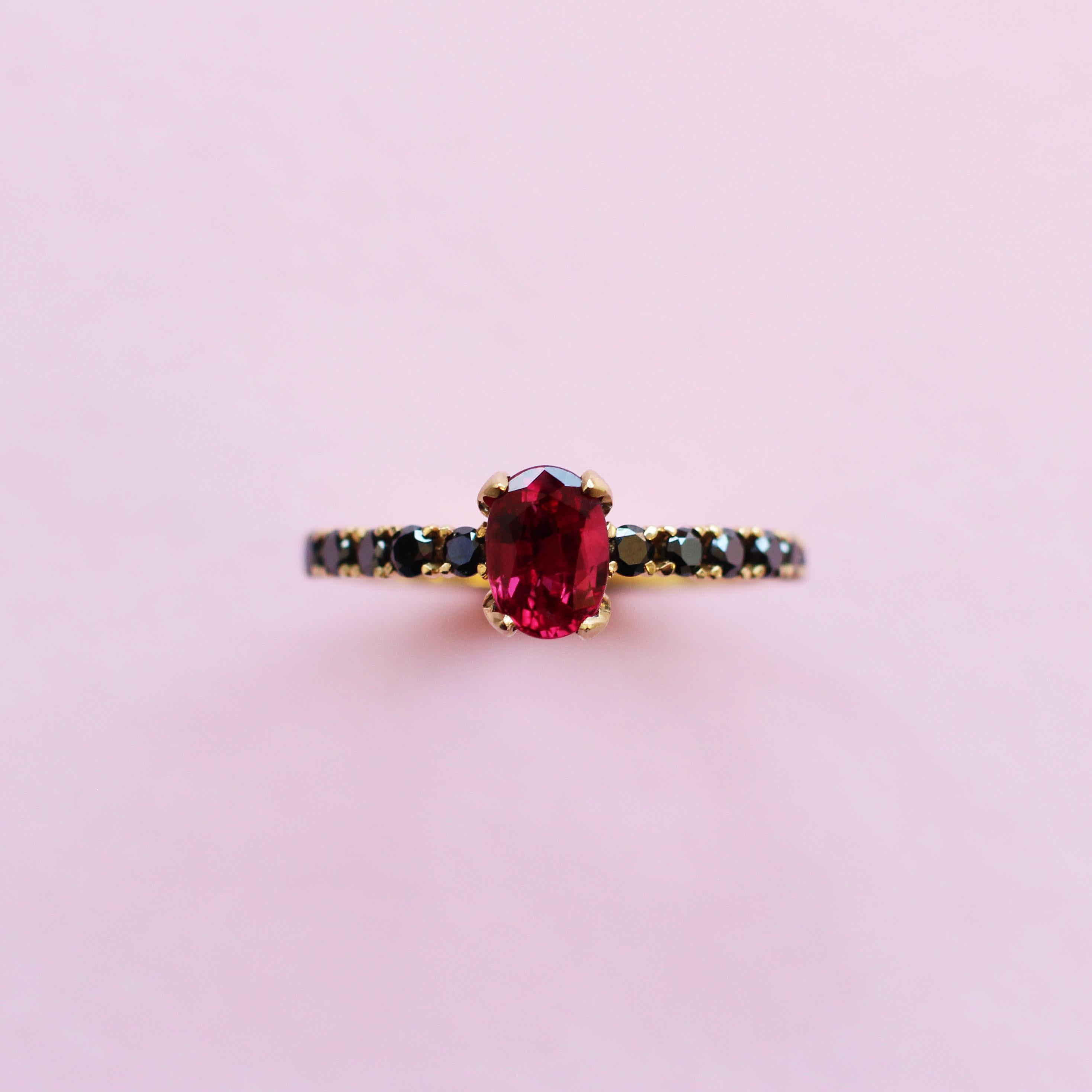 En vente :  Bague solitaire en or jaune 18 carats sertie de rubis de 1 carat et de diamants noirs 4