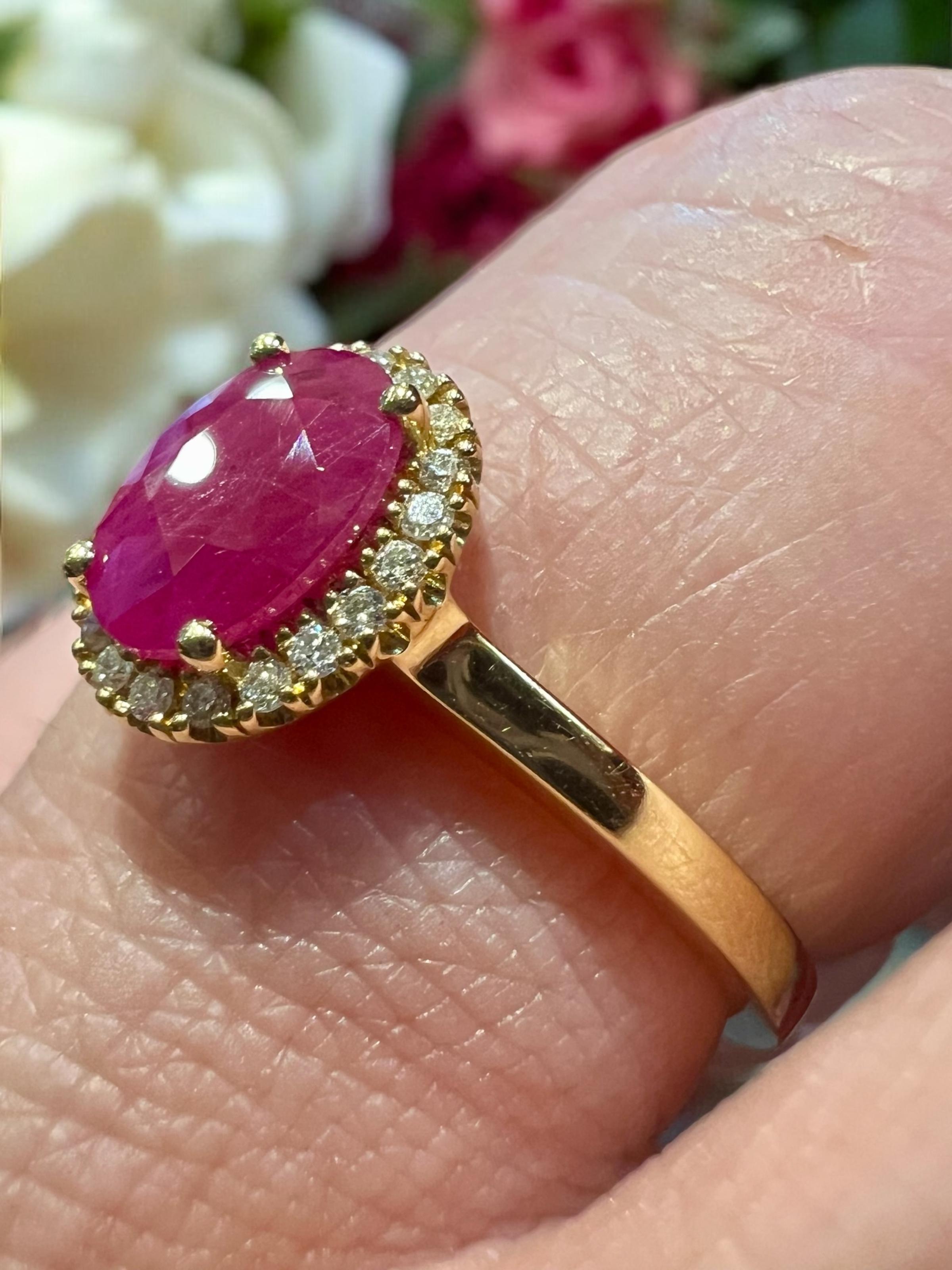 1 Carat Ruby Pompadour Engagement Ring in 18K Yellow Gold with Diamond Halo en vente 4