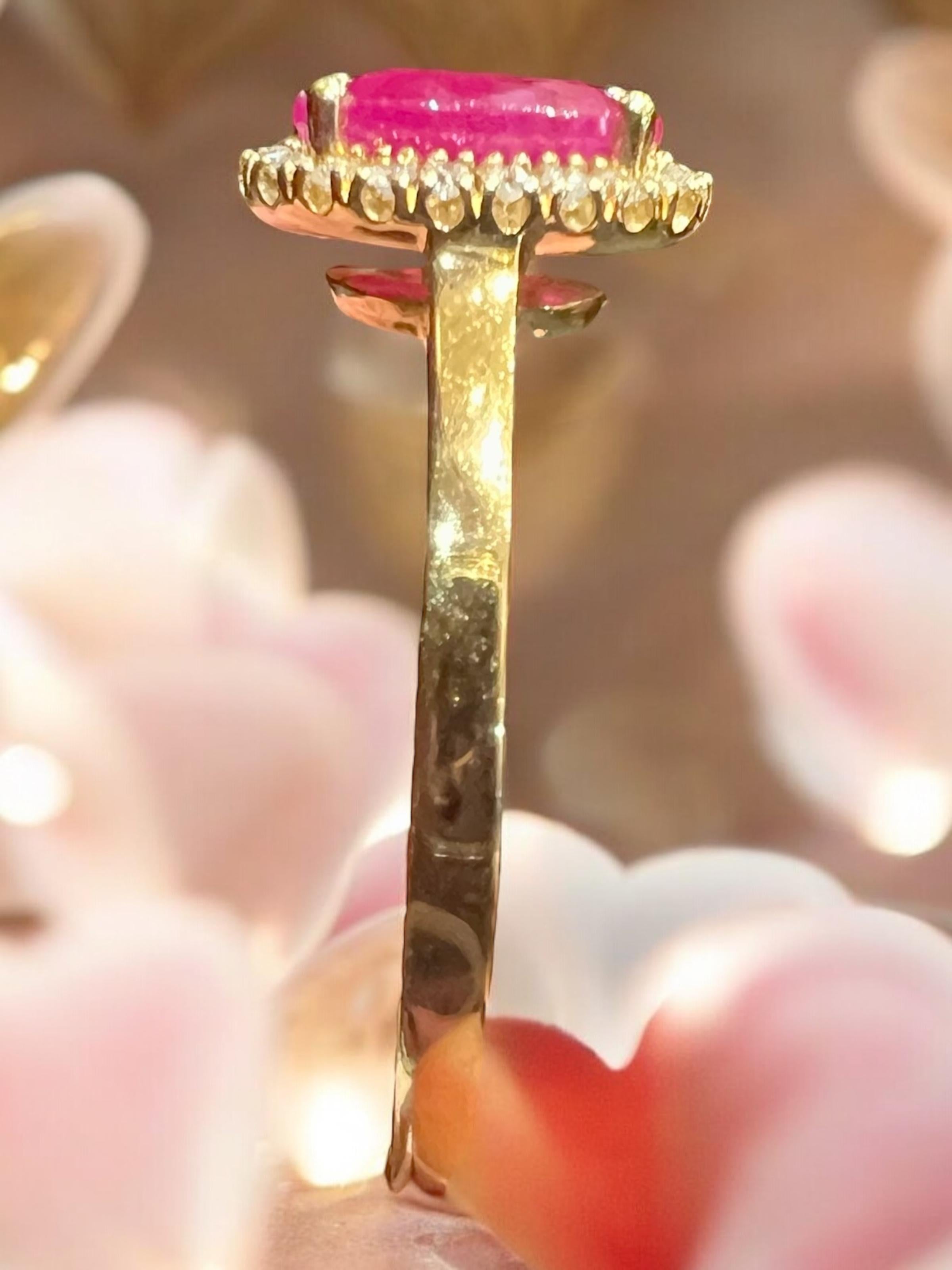 Taille ovale 1 Carat Ruby Pompadour Engagement Ring in 18K Yellow Gold with Diamond Halo en vente