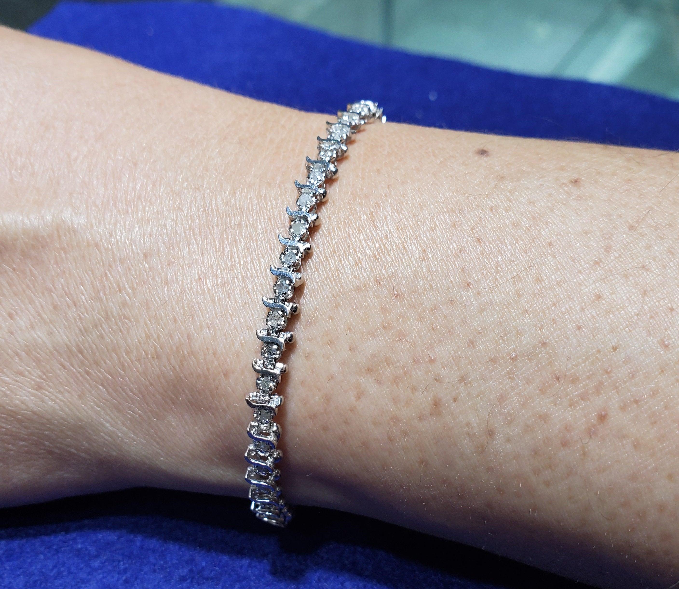 ♥ Descripción de la pulsera de tenis ♥

Piedra principal: Diamantes
Aprox. Peso total en quilates: 1,00 ctw
Tipo de Metal: oro Blanco 10K 
Corte de la Piedra: Redonda
Peso total: 6 gramos
Longitud de la pulsera: 7 Pulgadas
Ancho de la pulsera: 4