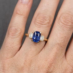 1-Karat-Saphir im Smaragdschliff mit drei Diamanten, Ring aus 14-karätigem Gelbgold
