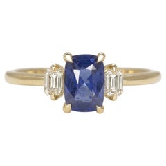 1-Karat-Saphir im Smaragdschliff mit drei Diamanten, Ring aus 14-karätigem Gelbgold