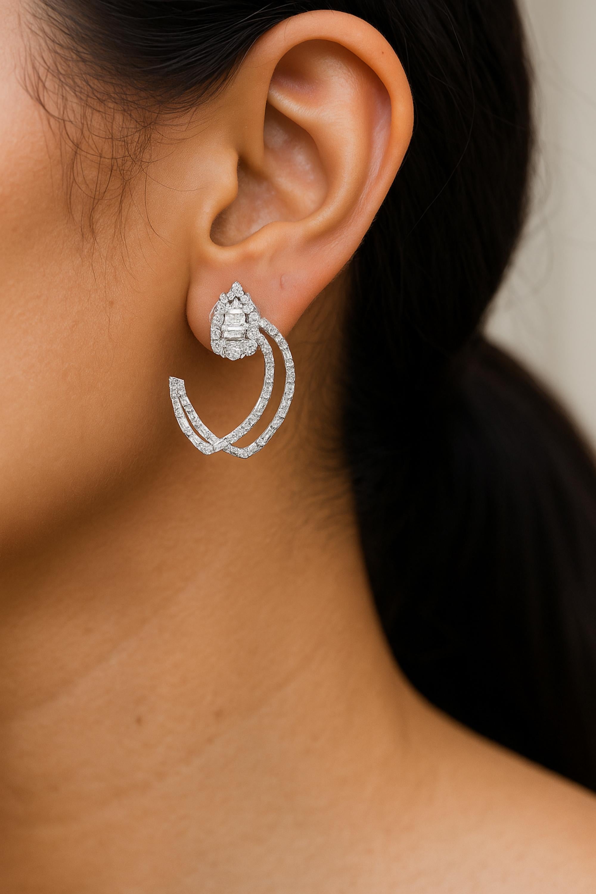 Diese 1 Karat SI Reinheit HI Farbe Baguette Diamant Ohrringe 14 Karat Weißgold verfügt über Diamant-Cluster Abschnitt. Dieser obere Teil besteht aus einer dichten Mischung von Diamanten. Ein zentraler Diamant im Baguetteschliff steht im Vordergrund,